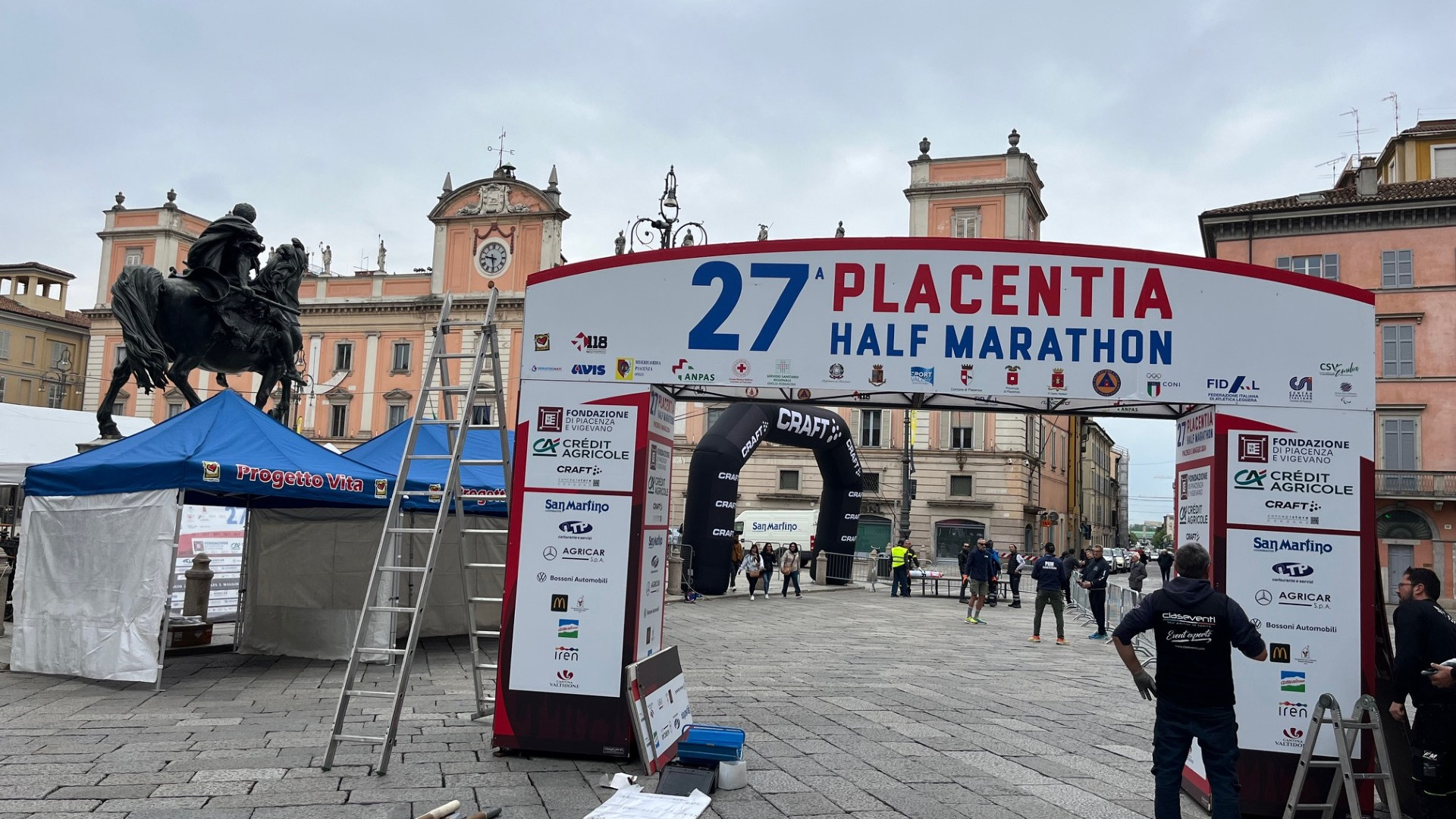 Mezza maratona di Piacenza, piazza Cavalli si trasforma: 1.500 runner alla partenza