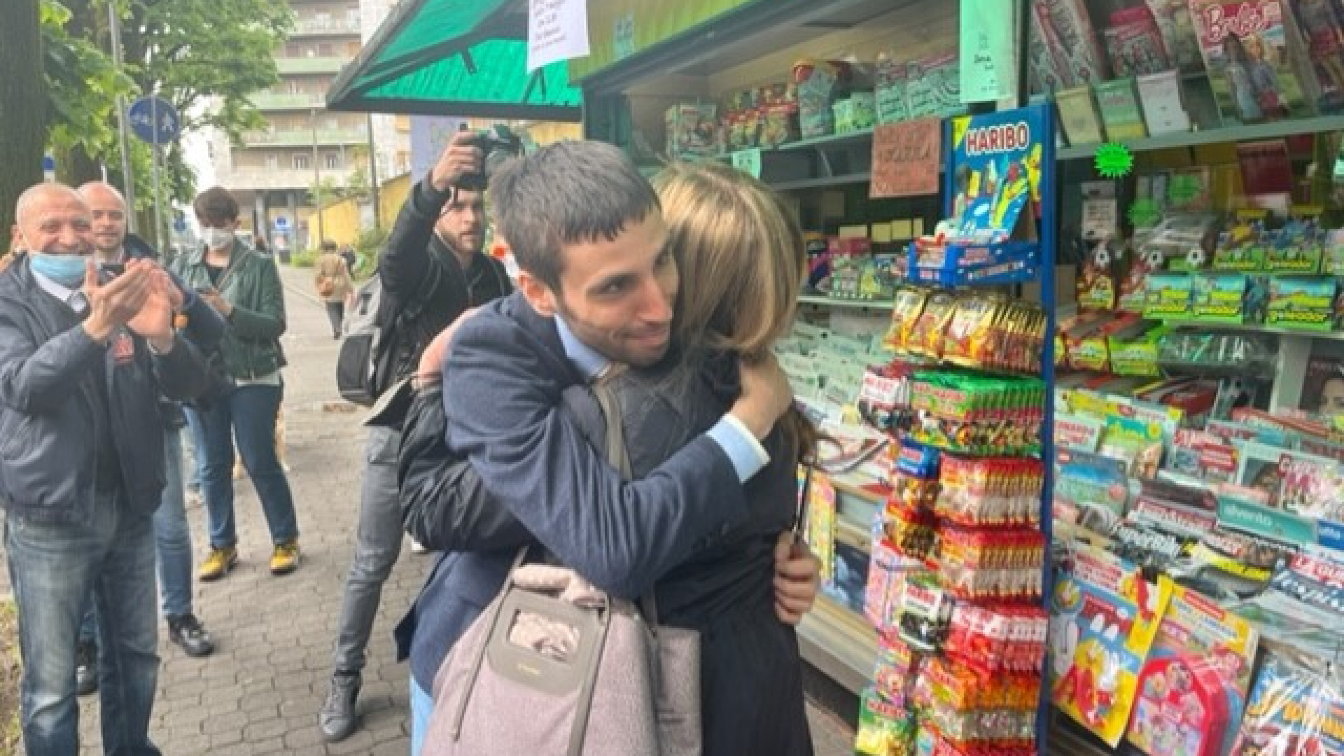 Inaugurata l'edicola degli abbracci sociali gestita da ragazzi autistici. "Un sogno"