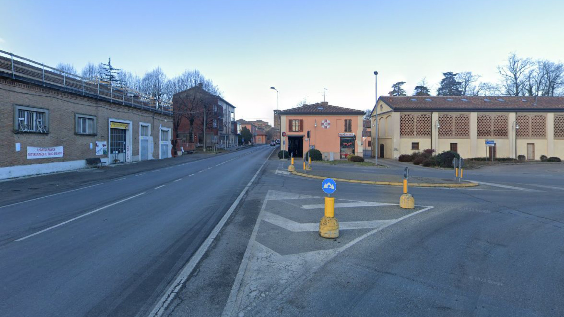 Cane chiuso per sbaglio in auto, portiere bloccate: salvato dai vigili del fuoco