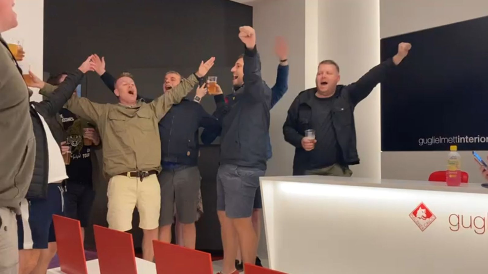 Tifosi inglesi invadono la sala stampa del Garilli cantando Wonderwall
