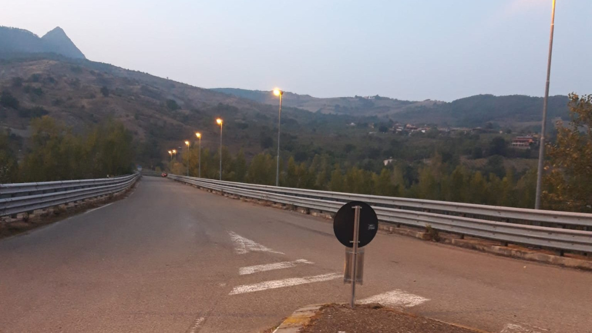 Dopo un anno torna la luce sul ponte di Perino. I topi hanno "mangiato" i cavi