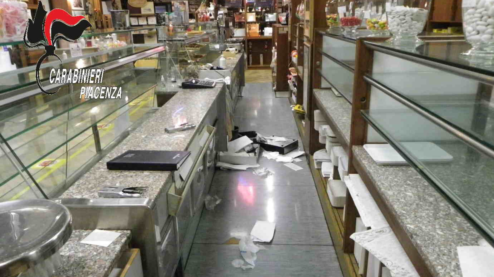 Raid in 5 negozi di Fiorenzuola: arrestati grazie a video e impronte