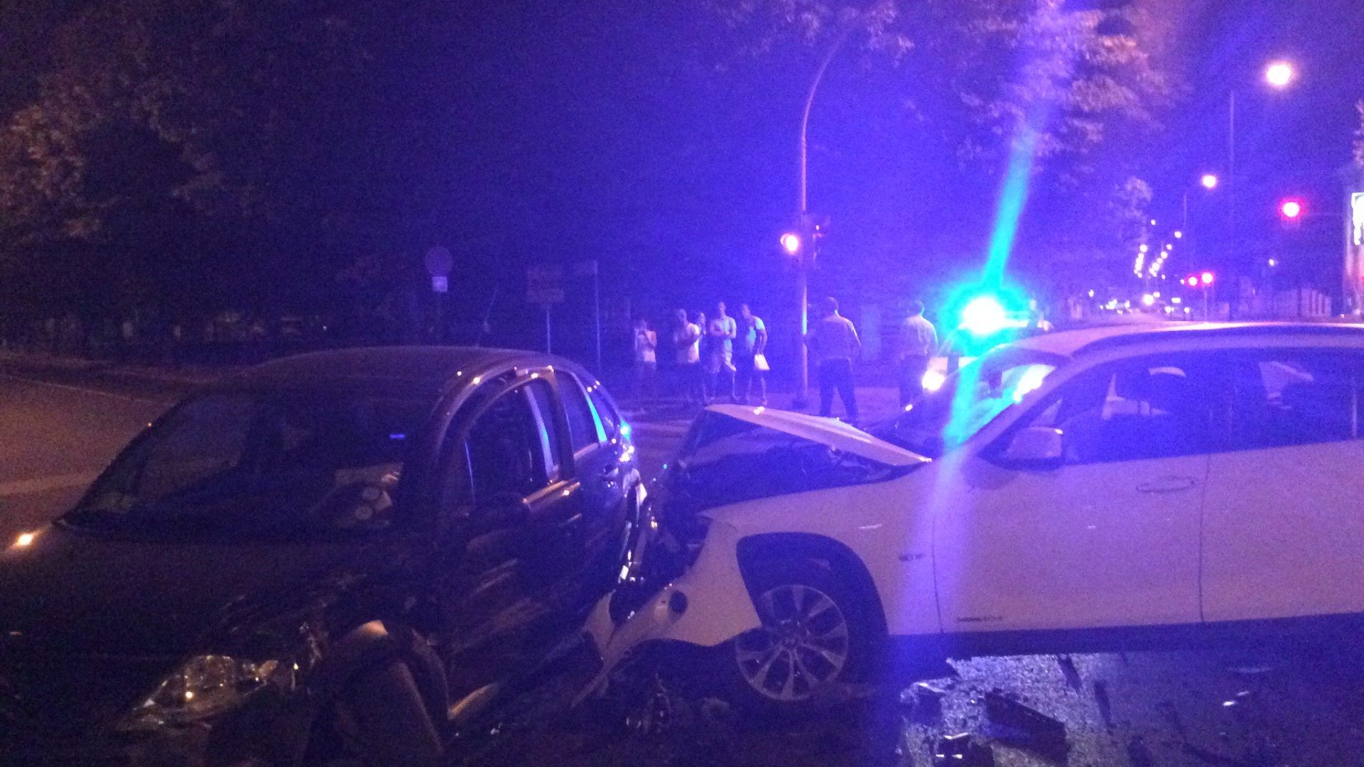 Passa con il rosso, pauroso schianto in via Pietro Cella: due i feriti