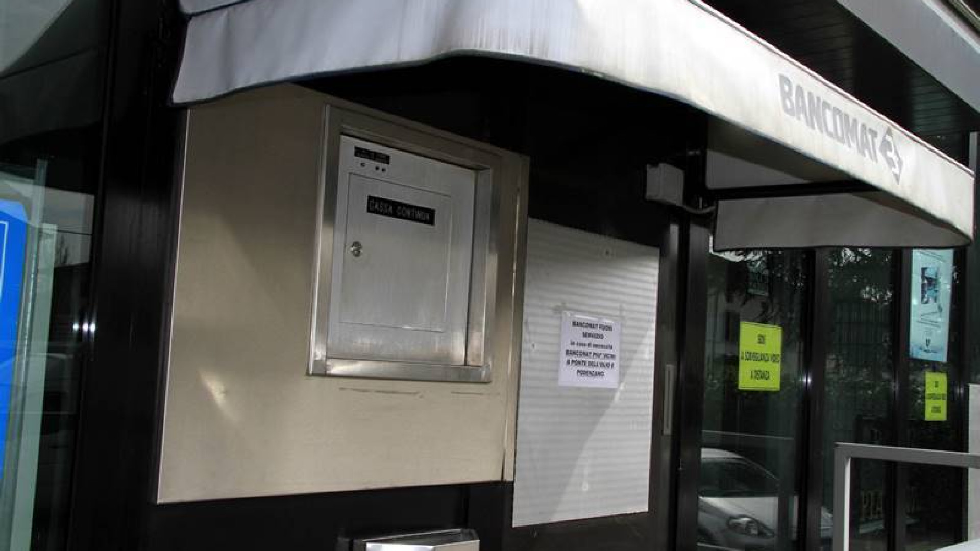 Tentano l'assalto all'apparecchio bancomat, l'allarme manda a monte il piano