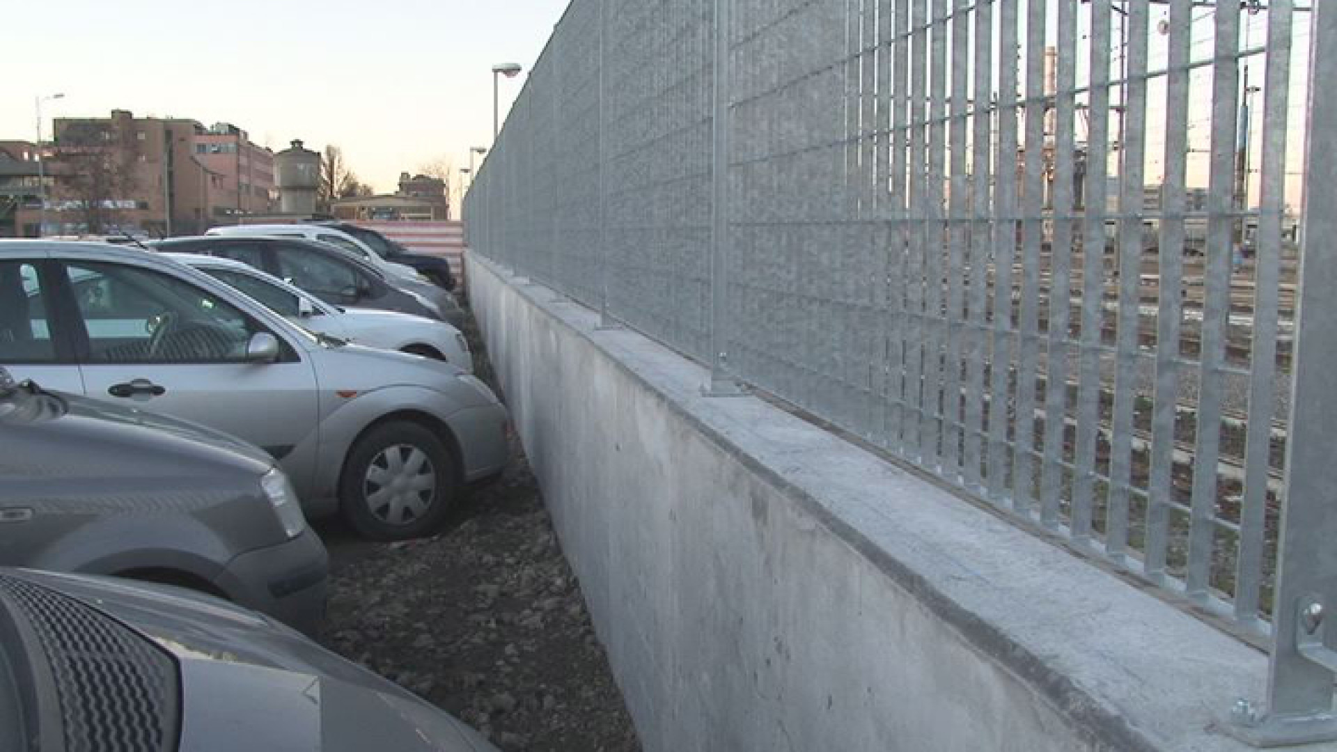Muro contro gli attraversamenti. Bici comunali accatastate