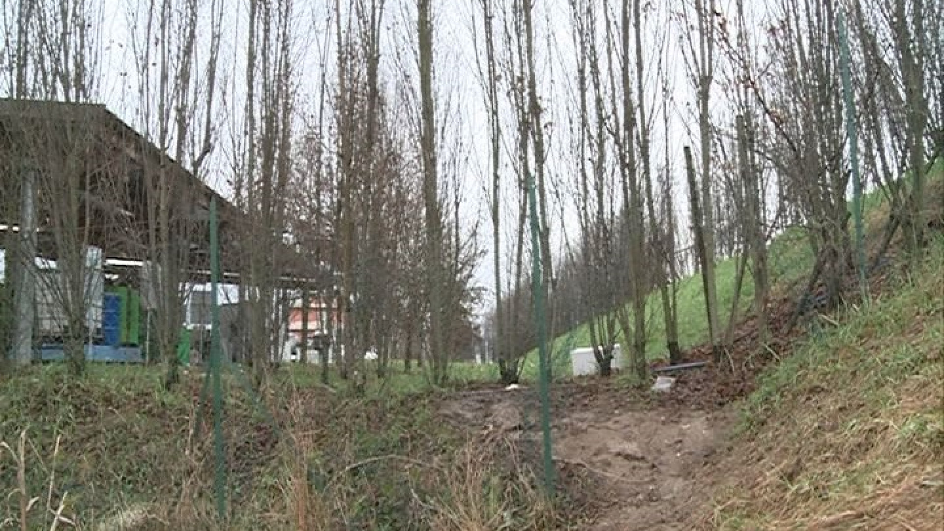 Buchi nella recinzione per entrare in discarica: Iren pensa alle telecamere