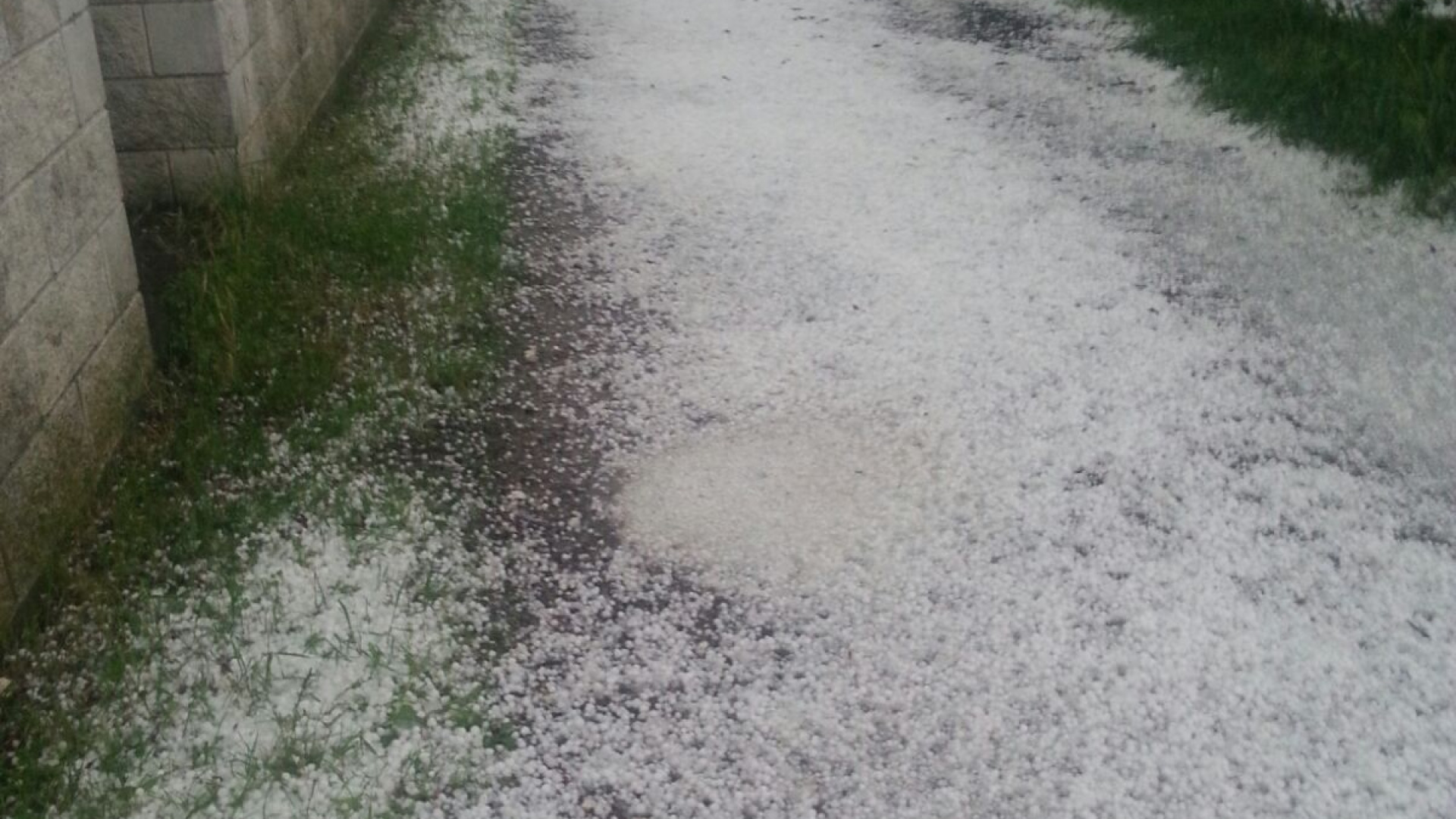 Lugagnano, violenta grandinata. Strade coperte di ghiaccio. Video