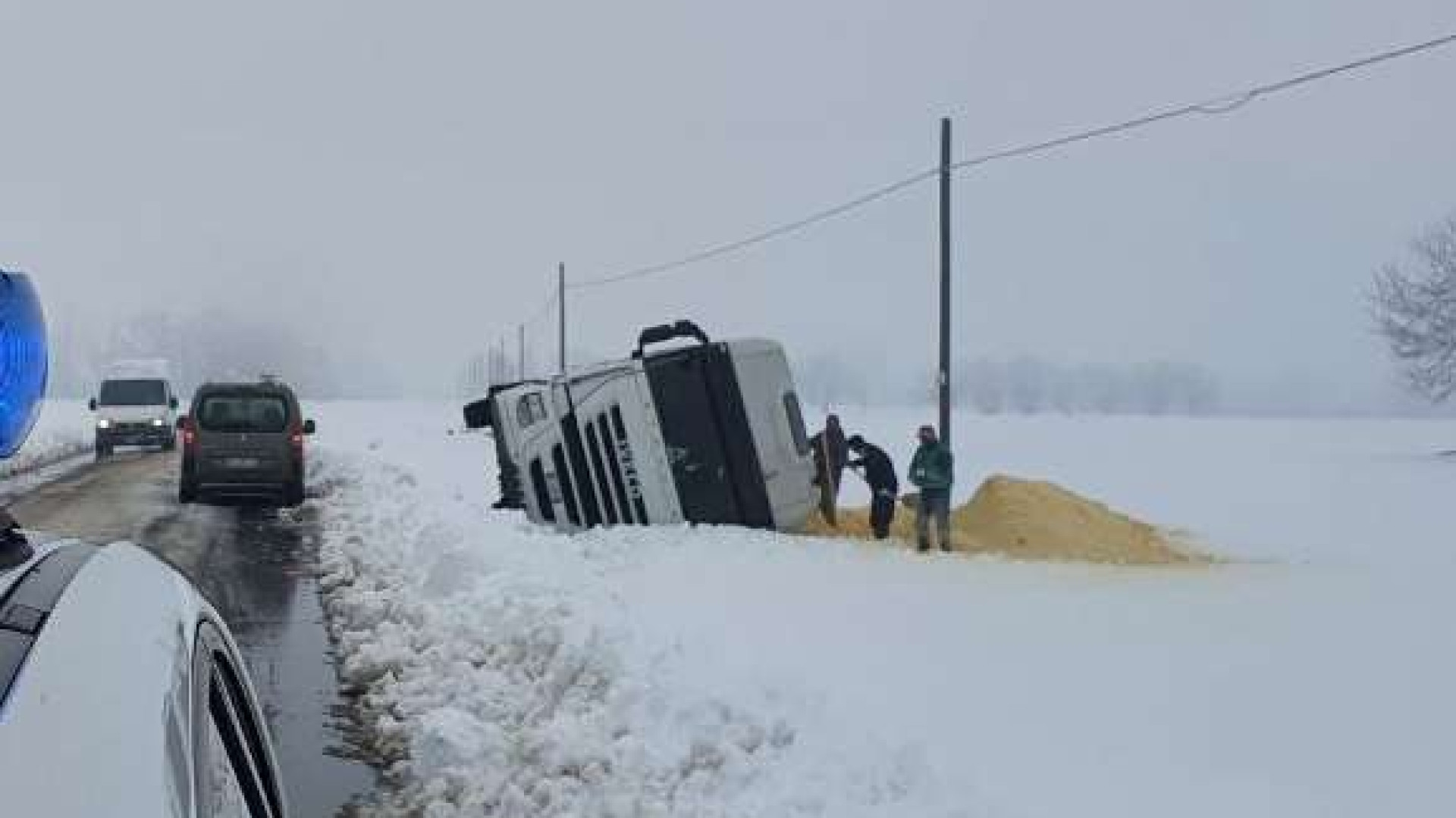 Tir fuori strada a Verano, si corica nel fossato su un fianco e perde il carico