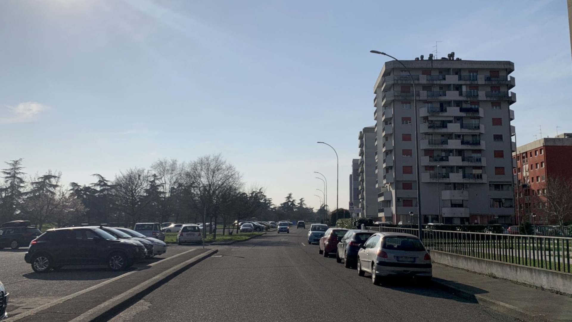 Via Penitenti senza strisce, i residenti: "Auto veloci, pericoloso attraversare"