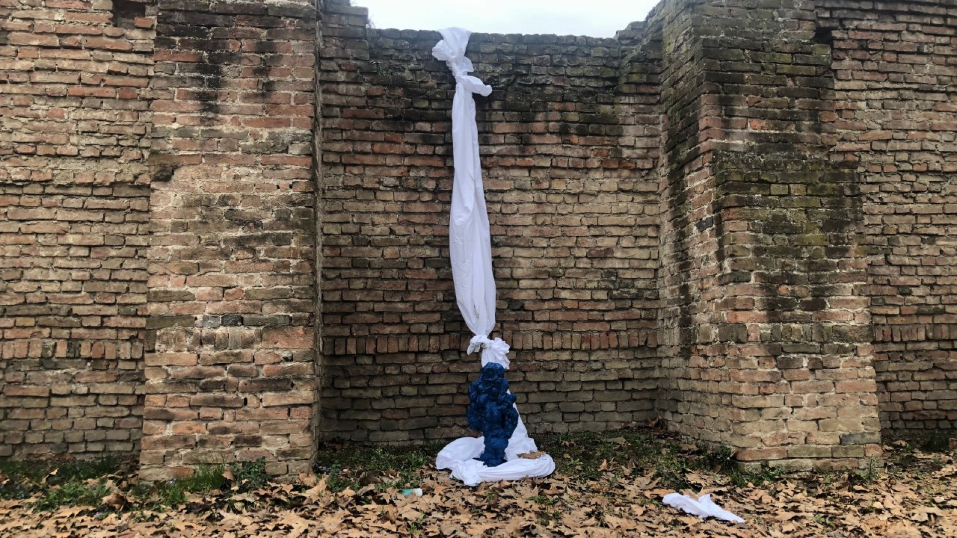 Via Tramello, un'installazione a sorpresa incuriosisce i passanti