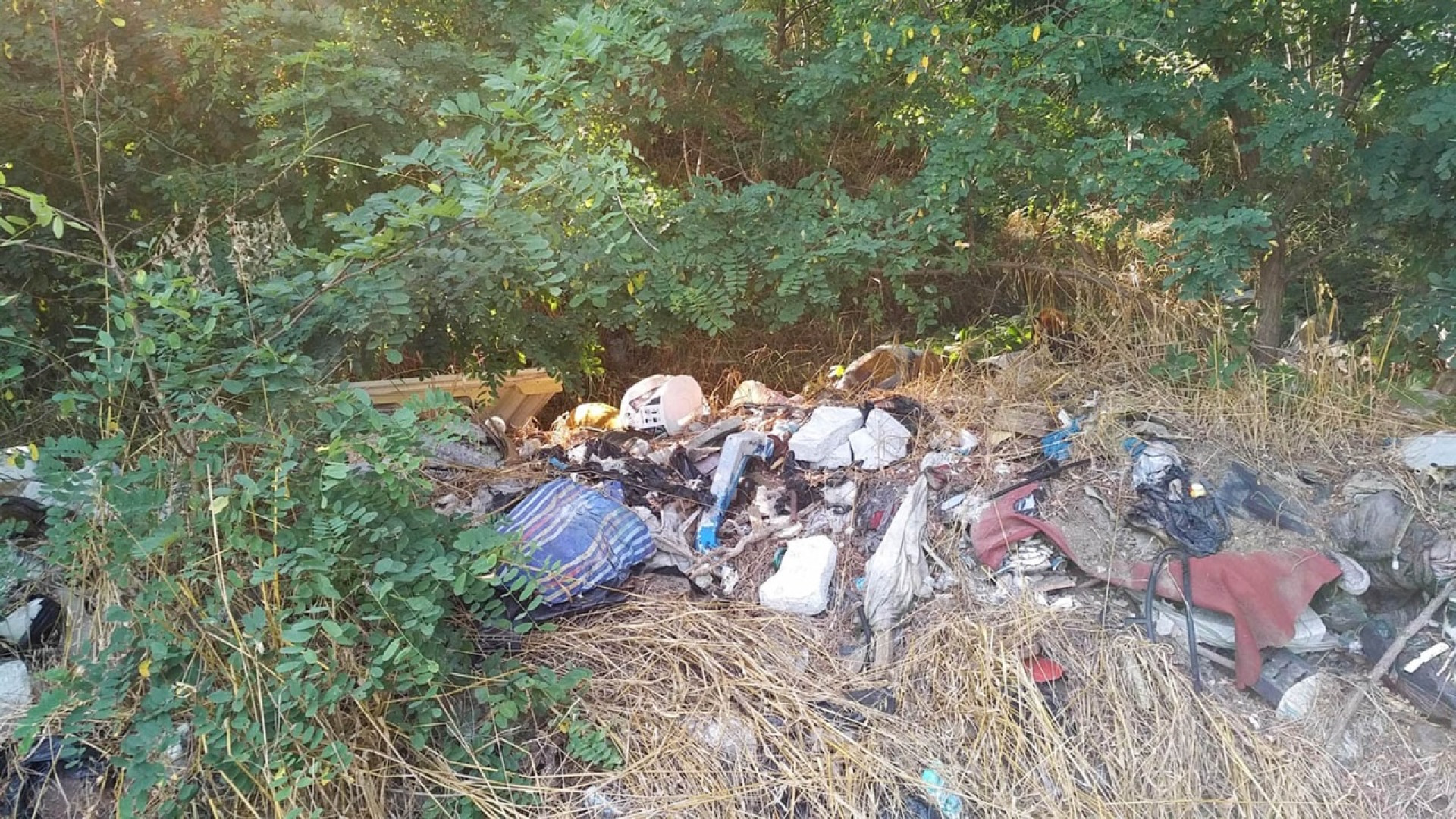 "I soliti incivili": discarica a cielo aperto sotto al cavalcavia della A21
