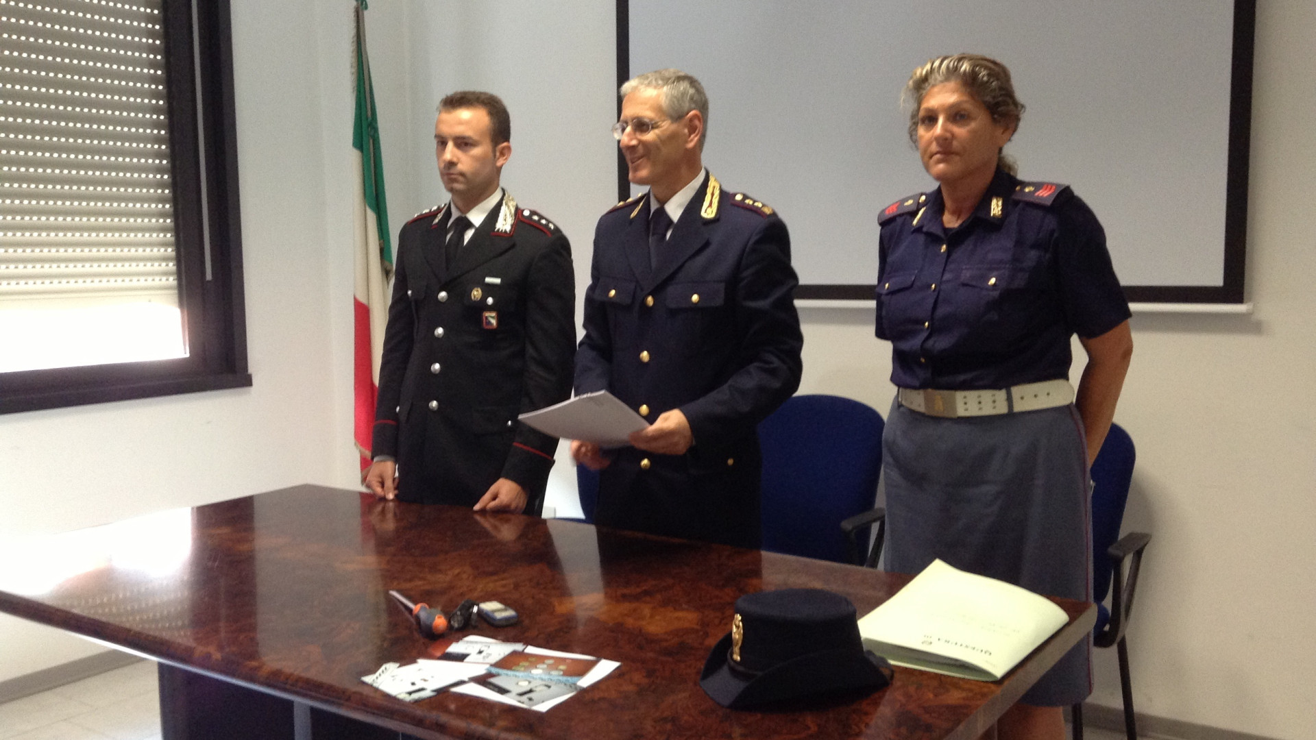 Ladro inseguito sui tetti della città dalle forze dell'ordine, arrestato