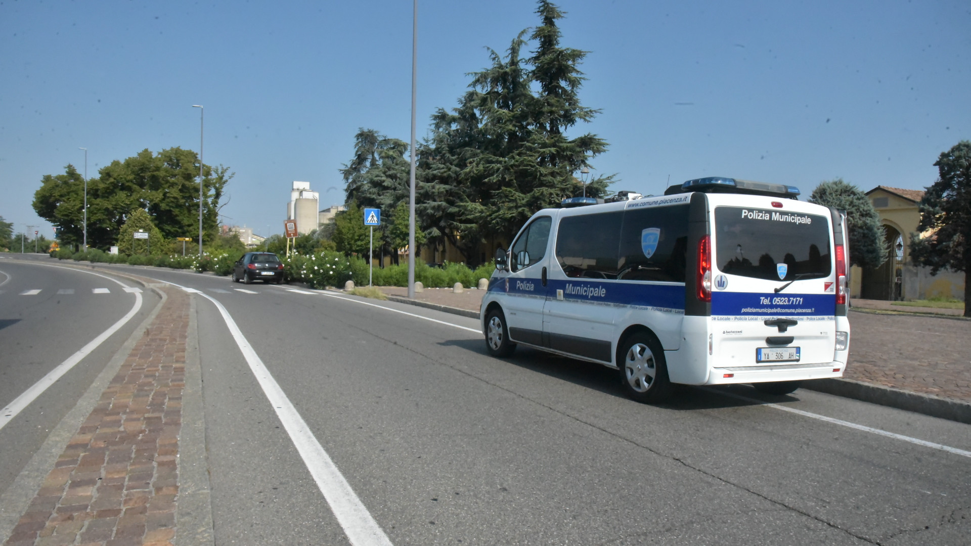 Donna investita sulle strisce in via Caorsana. Disagi al traffico