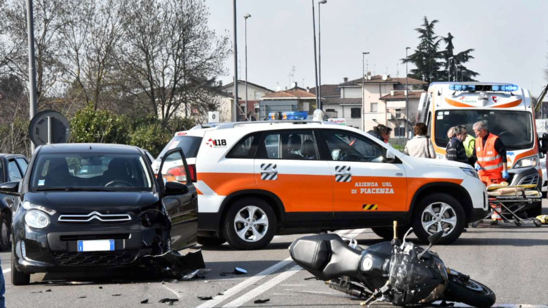 Scontro tra due auto e una moto sulla Farnesiana, una persona ferita