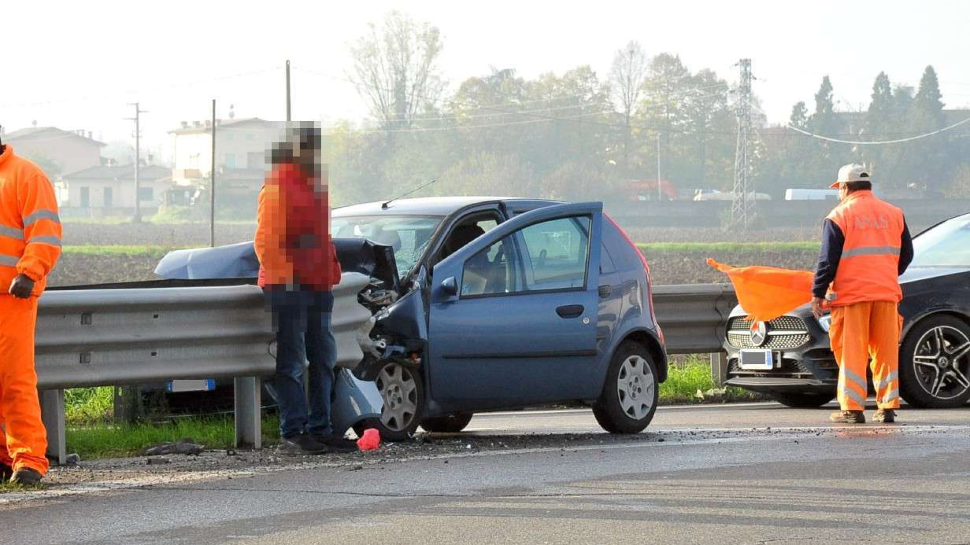 Sbanda con l'auto e finisce contro il guard-rail. Traffico in tilt alla Galleana