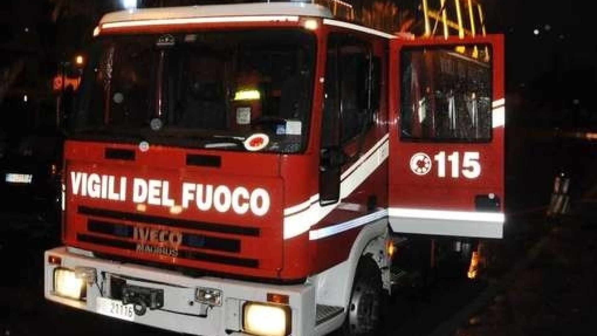 Raffiche di vento paurose in provincia: super lavoro per i vigili del fuoco