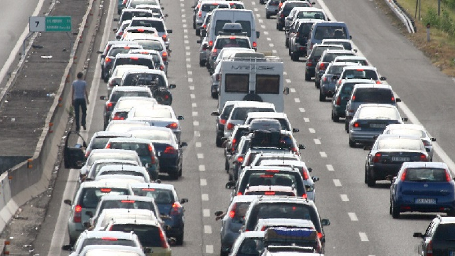 Agosto, la città si svuota: c'è chi parte e in centro i primi cartelli "chiusi per ferie"