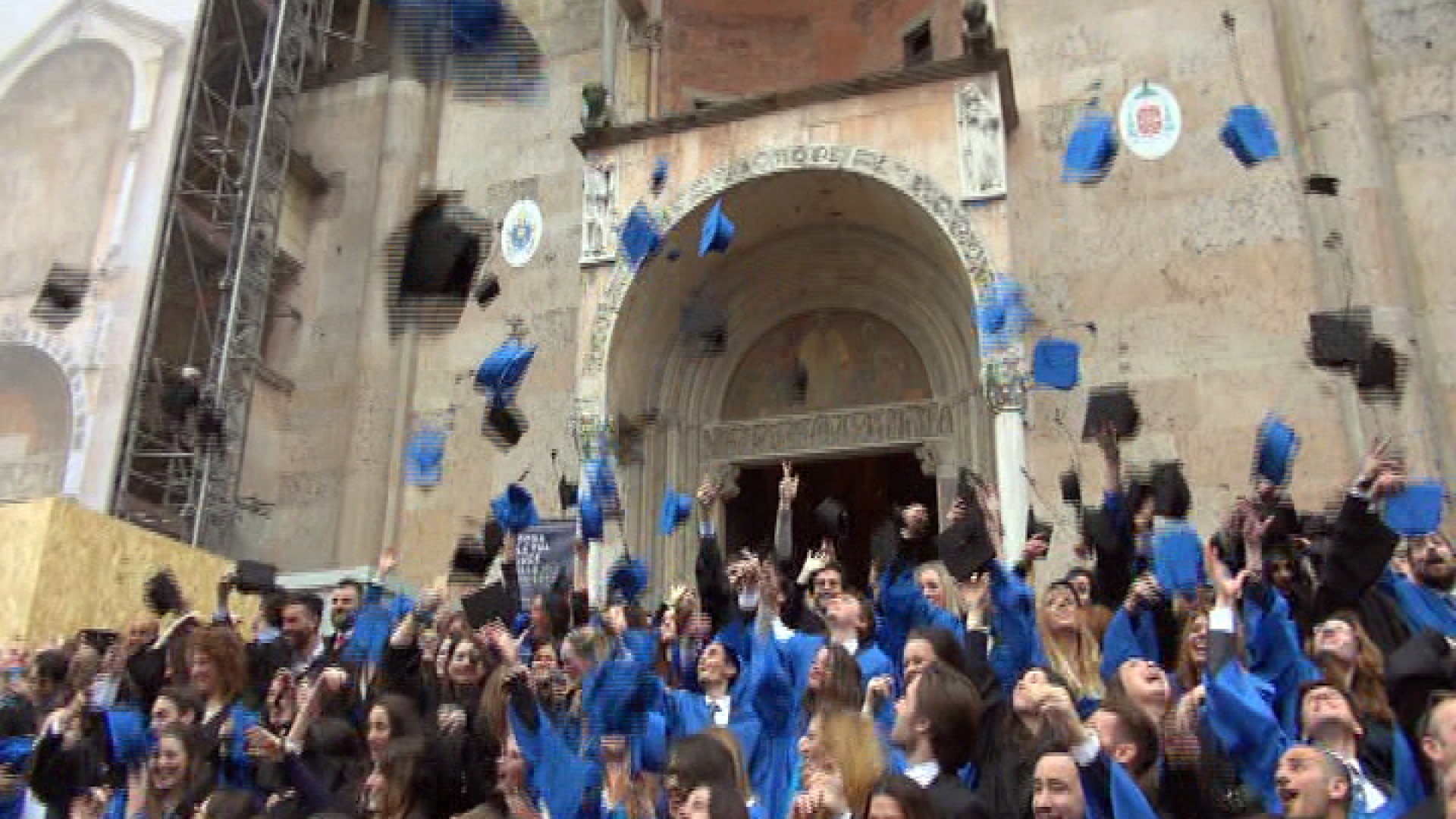Cerimonia in duomo e lancio del tocco per i laureati della Cattolica