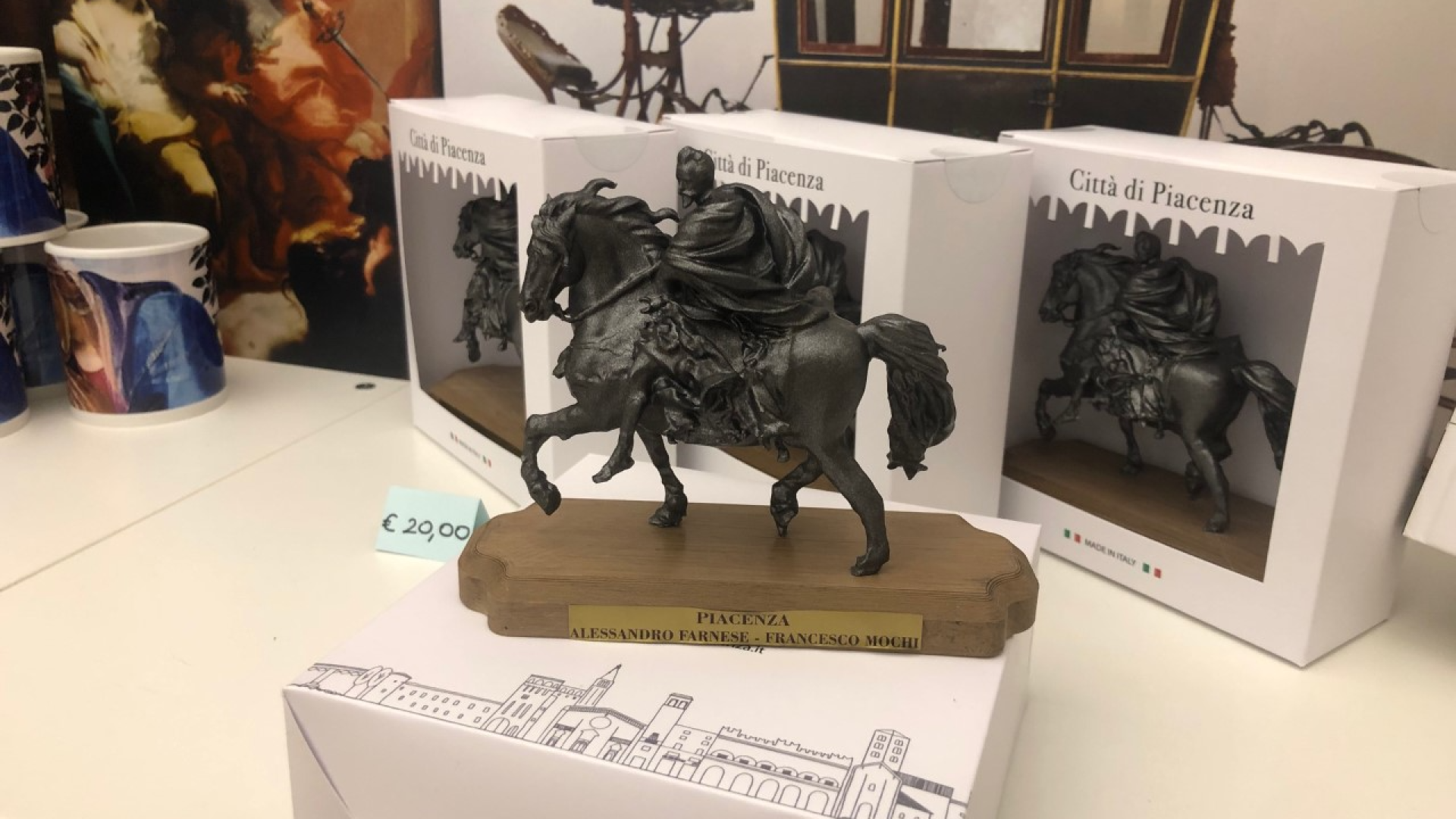 Dai cavalli alle calamite del Botticelli: il Comune investe 16mila euro per nuovi gadget