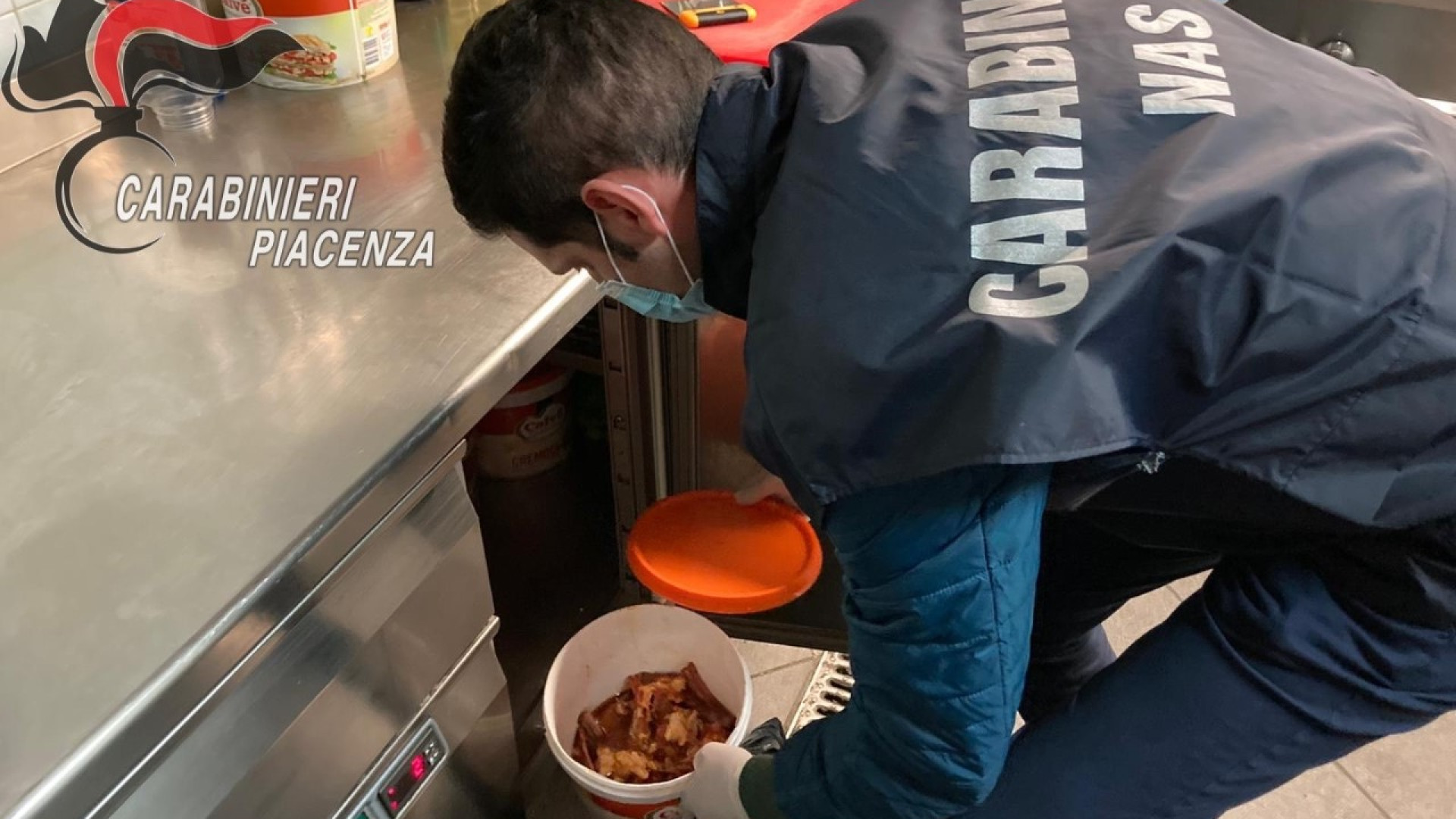Carne non tracciabile e blatte nei locali: chiuso negozio etnico a Castel San Giovanni