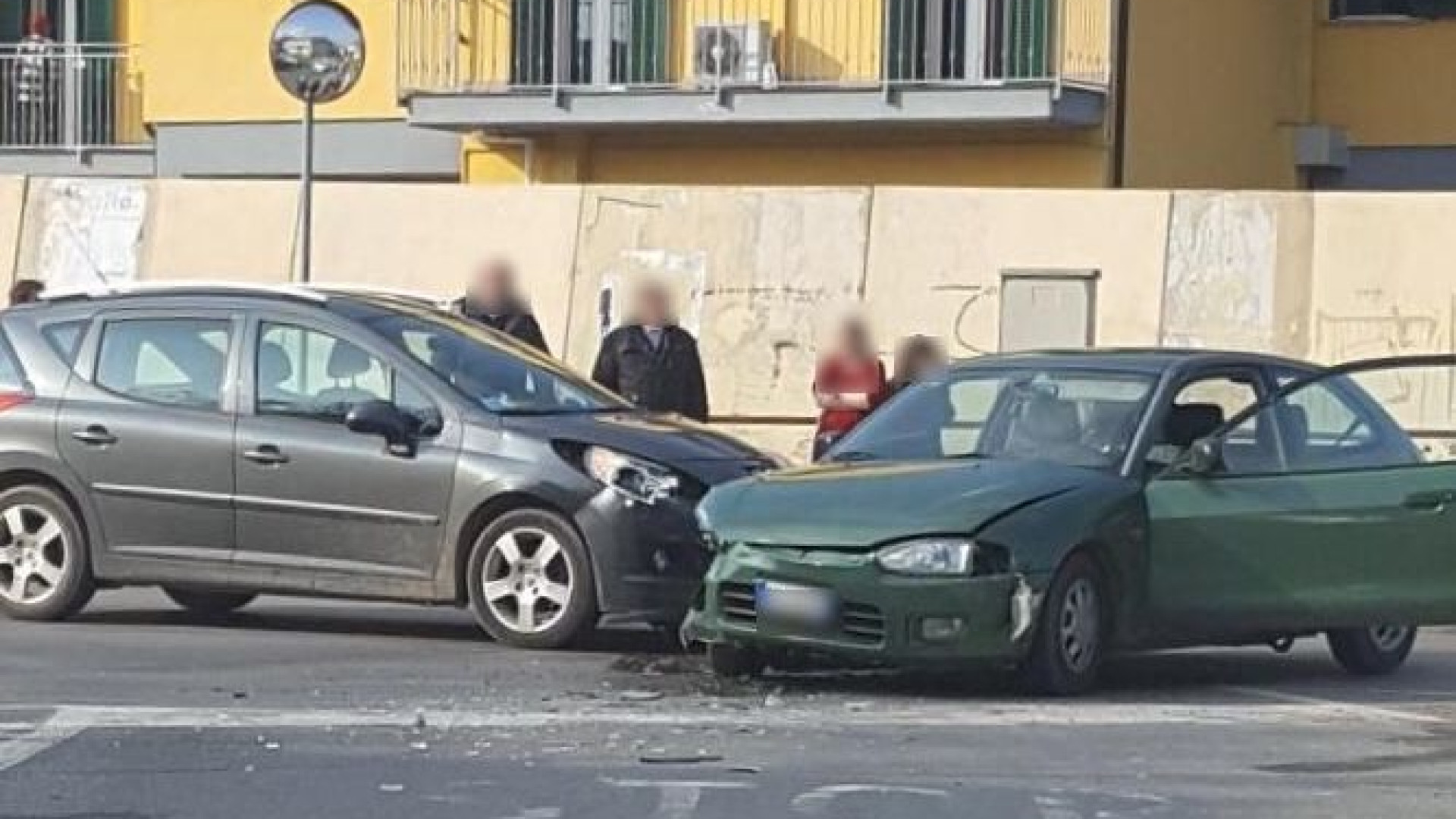 Gragnanino, scontro all'incrocio. Ferita una donna