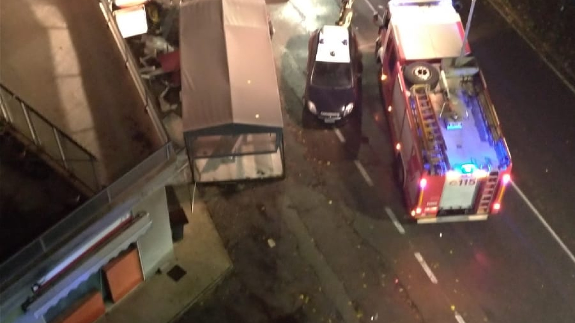 Auto impazzita travolge un dehor: le foto dall'alto dell'incredibile incidente