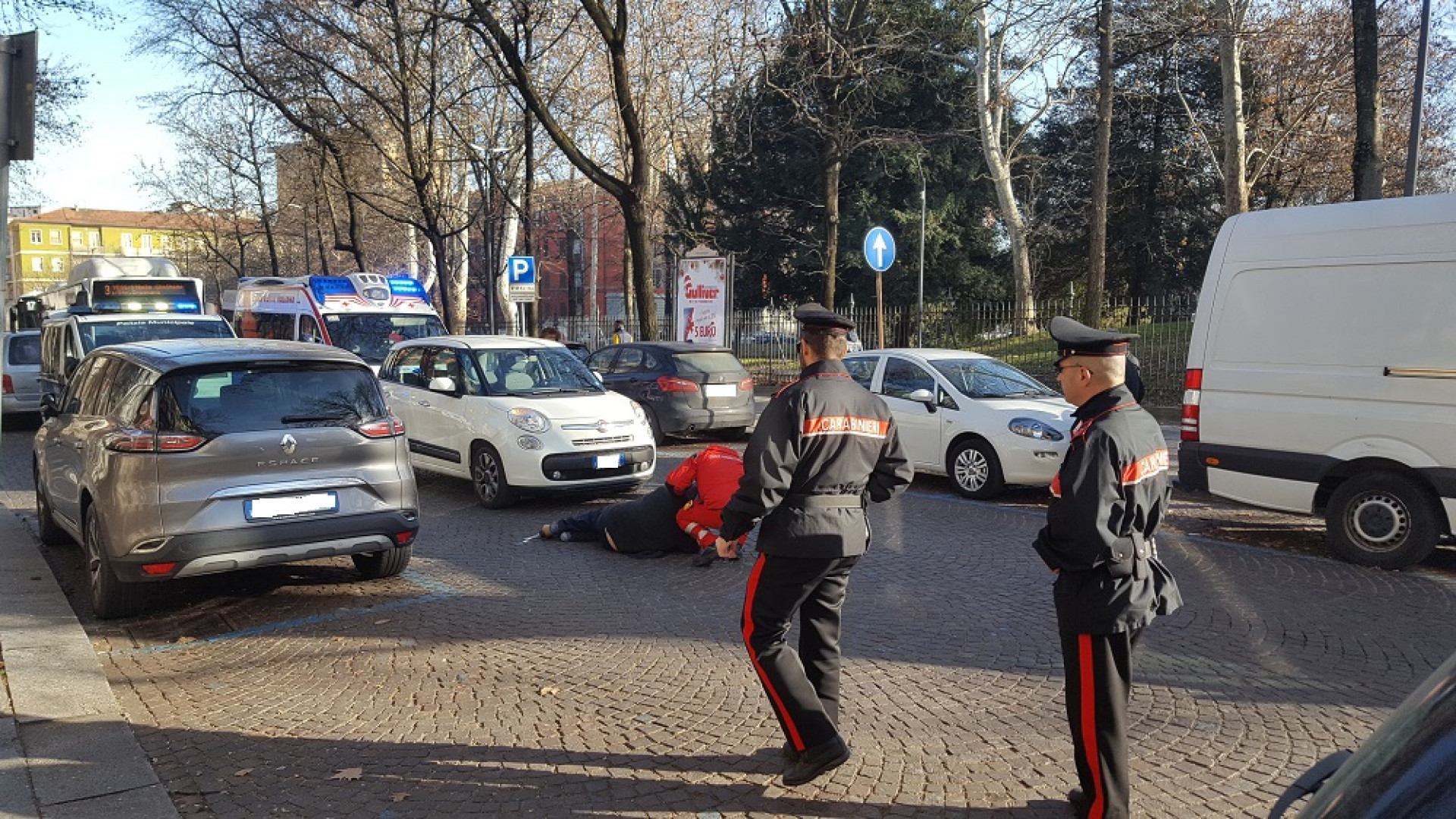 Travolto da un'auto mentre attraversa la strada: anziano ferito