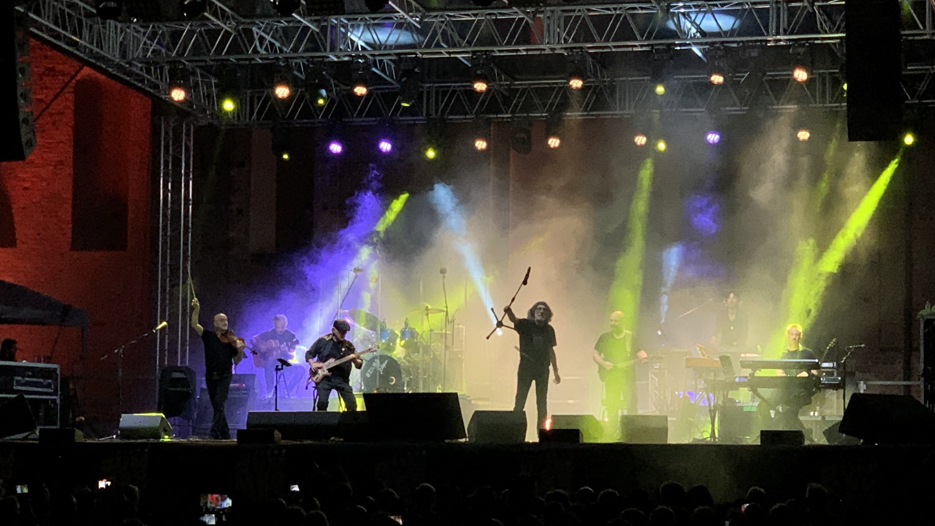 PFM canta De Andrè, rock e poesia accarezzano l'anima: applausi a Palazzo Farnese