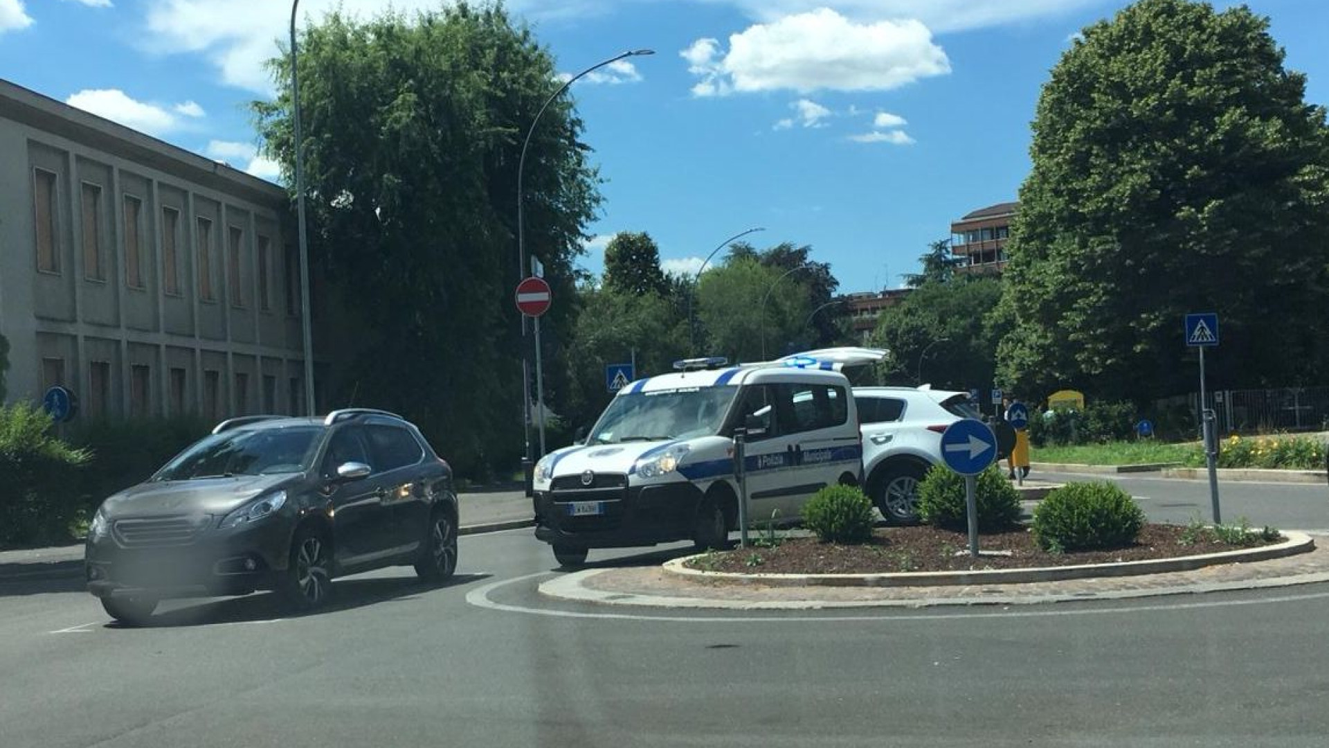 Via IV Novembre, incidente alla rotonda, ciclista investita da un'auto