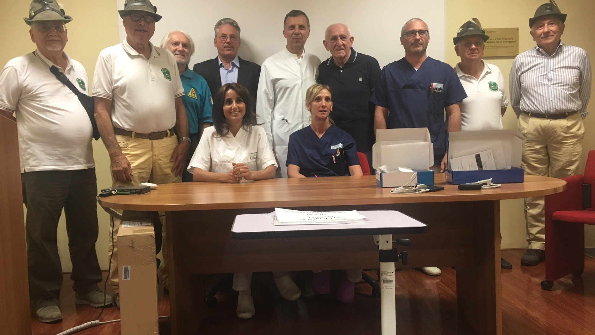 Cordata di solidarietà per Ematologia. Donati ossimetri e tavolini