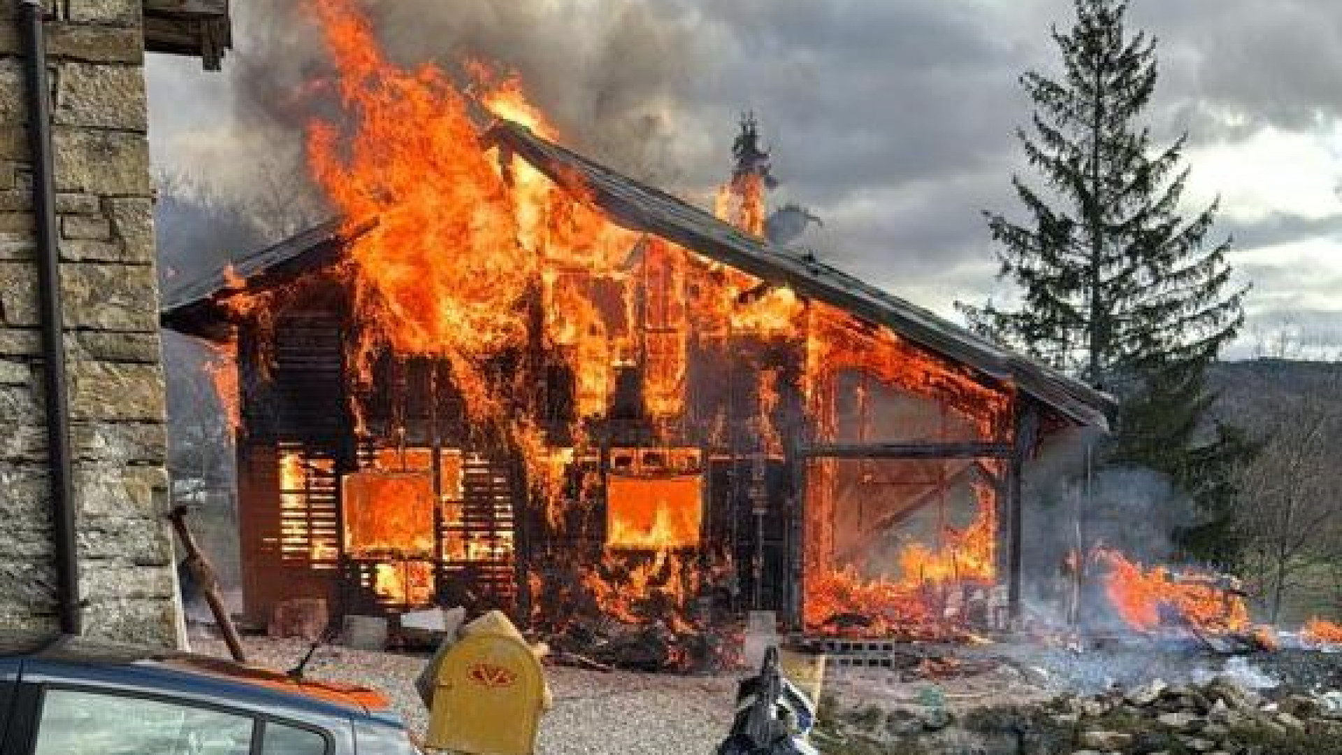 I sacrifici di una vita bruciati a Brugneto. Raccolta fondi per ricostruire lo chalet
