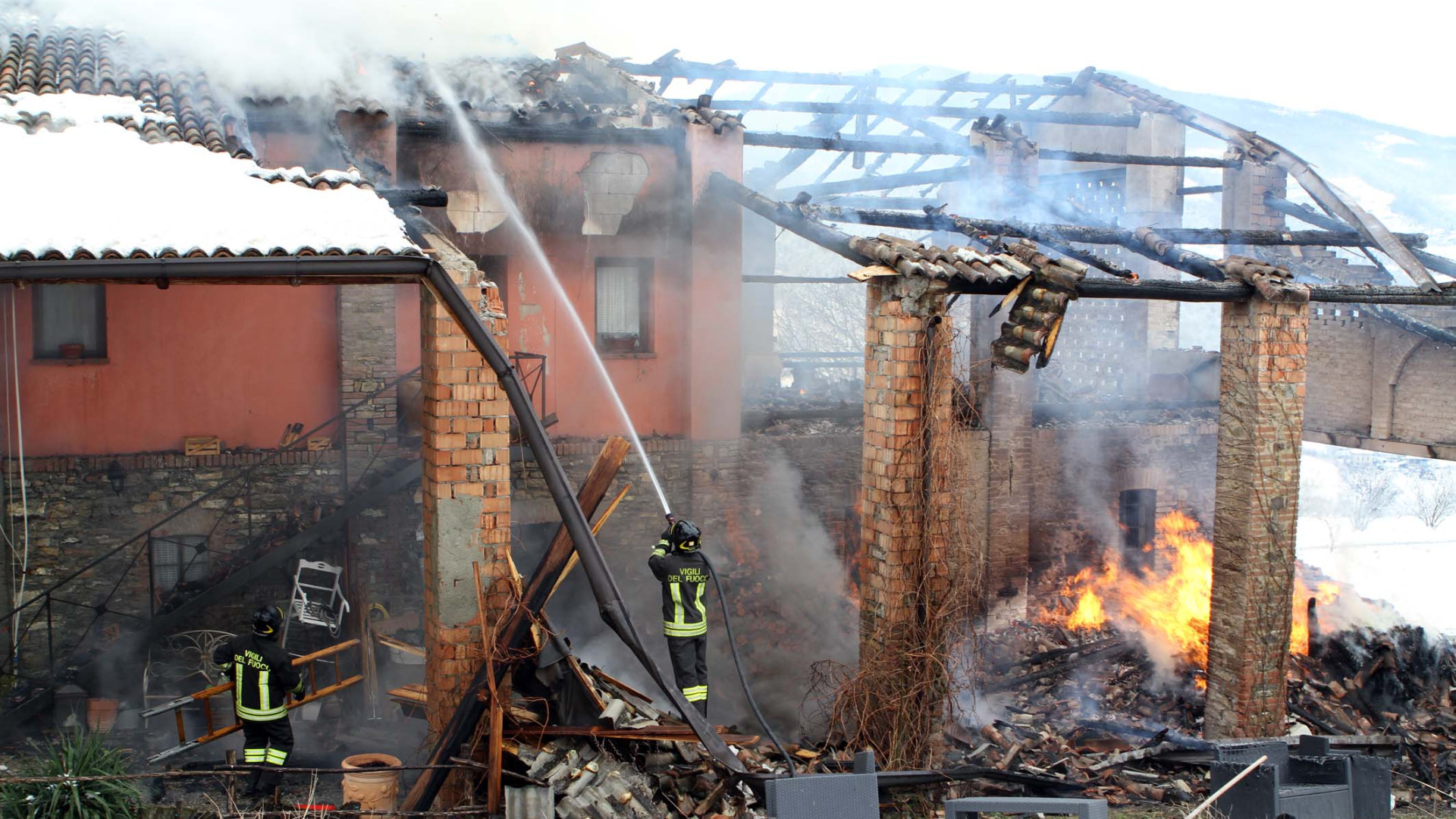Cascinale in fiamme nel Comune di Bettola: distrutta parte del tetto