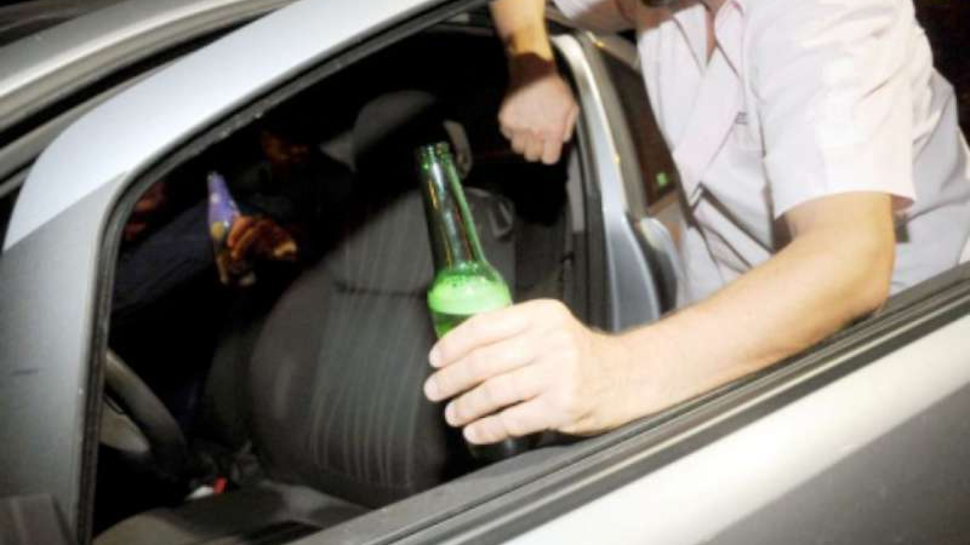 Tasso alcolemico da record, donna rischia il frontale con la polizia