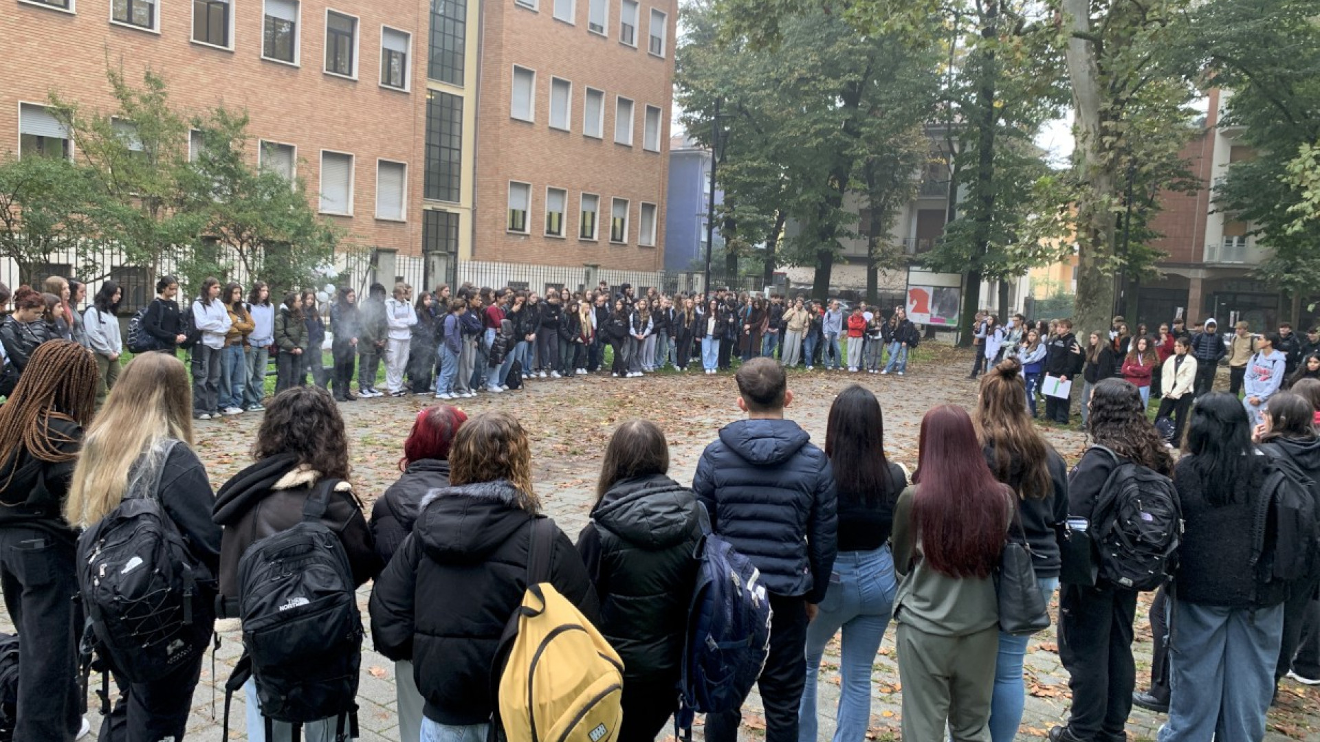 Fiori, palloncini e lacrime: il raccoglimento dei compagni di scuola per Aurora