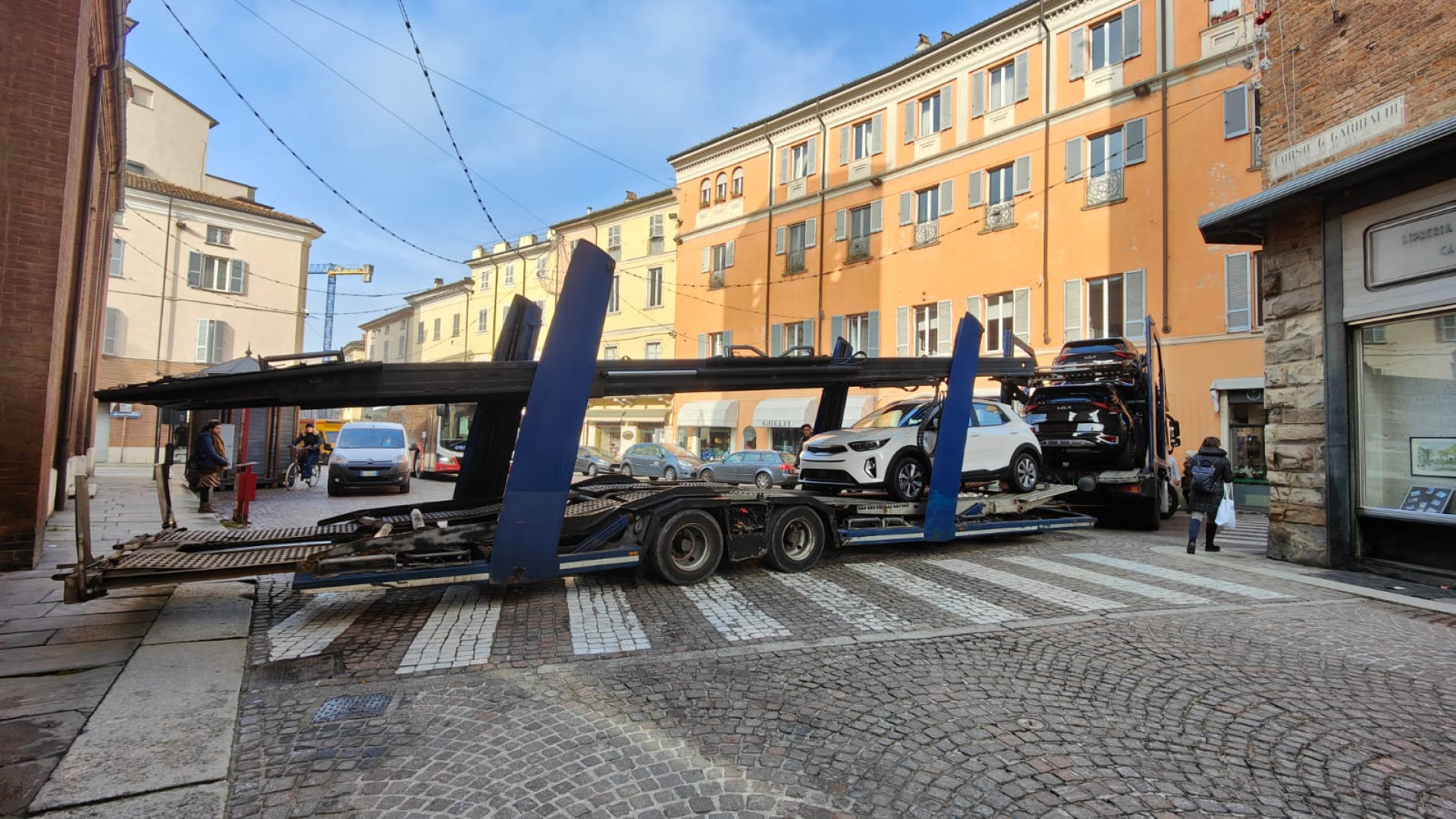Bisarca davanti al cartello Ztl fa marcia indietro, traffico in tilt in piazza Borgo