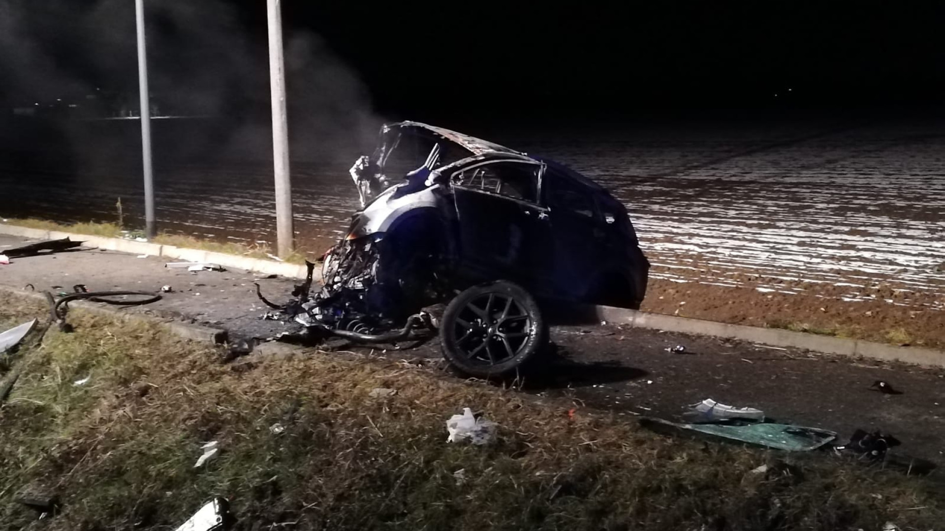 Auto esce di strada, si ribalta e prende fuoco: muore un giovane. Gravemente ferito il guidatore