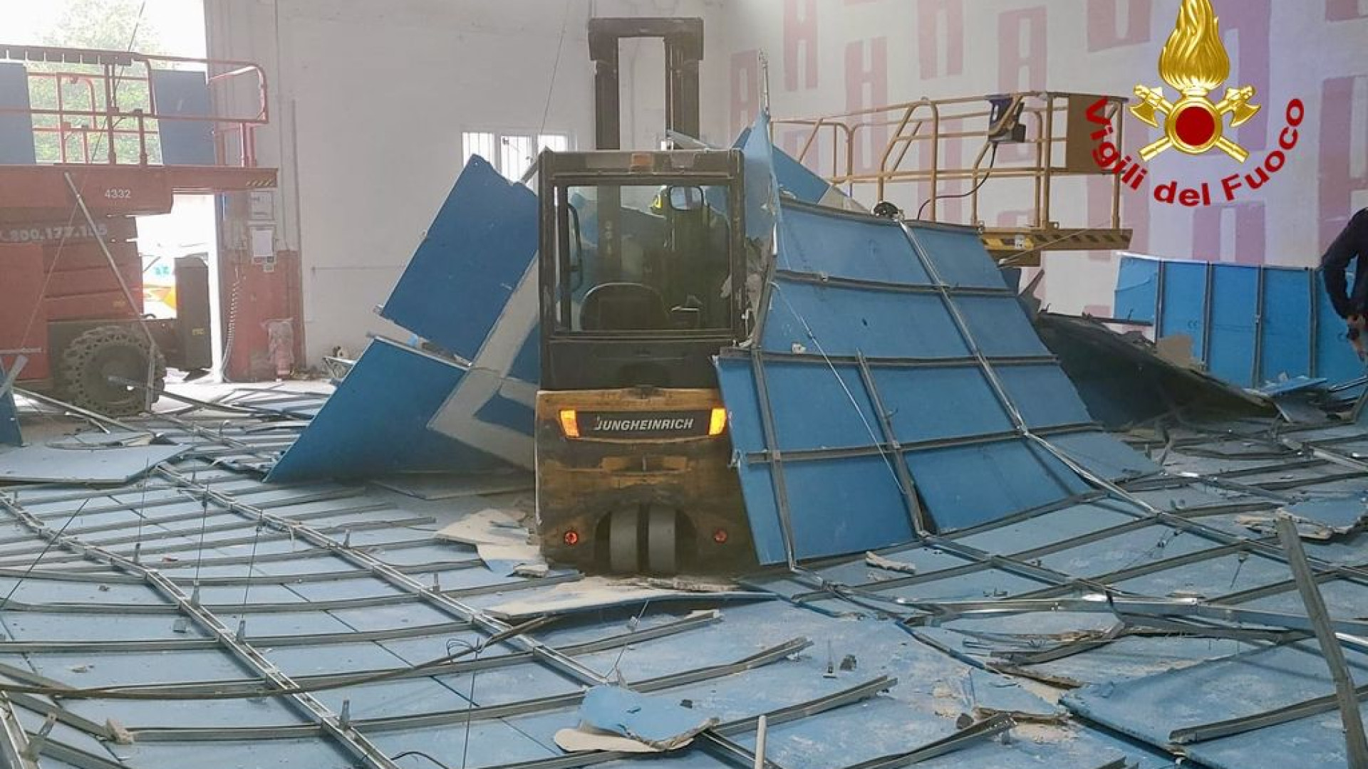 Crolla il controsoffitto in un magazzino di Fiorenzuola. Due feriti in ospedale