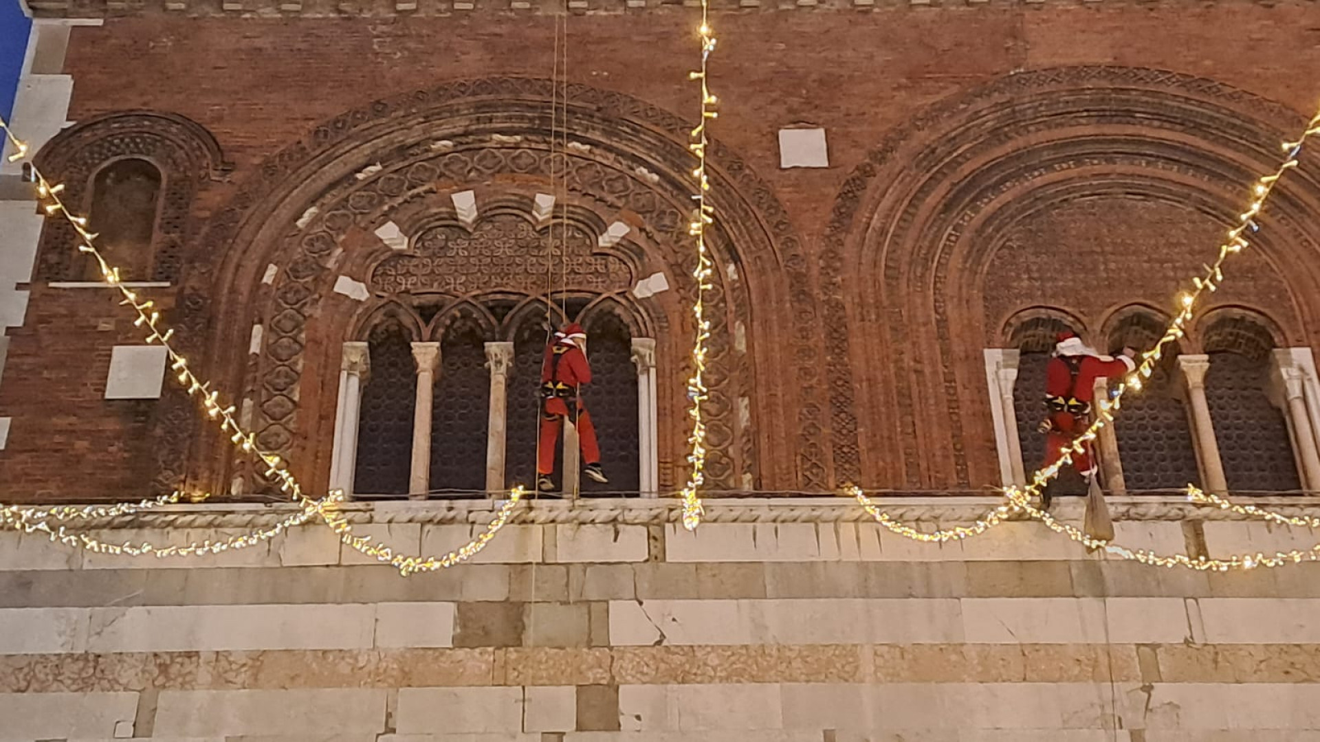 Spettacolare discesa acrobatica di Babbo Natale da Palazzo Gotico