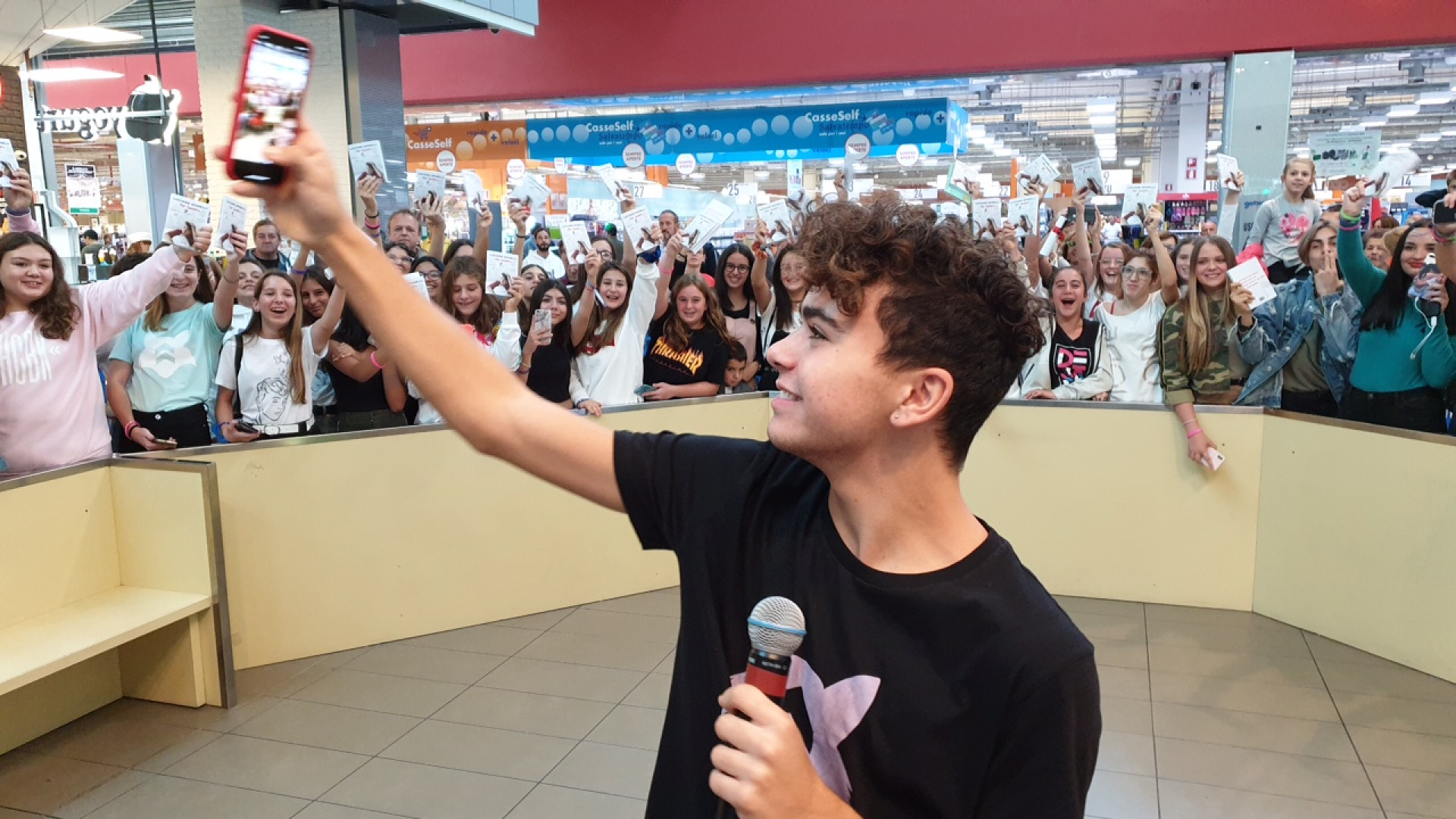 La star di YouTube Luciano Spinelli infiamma i cuori delle fans al Gotico