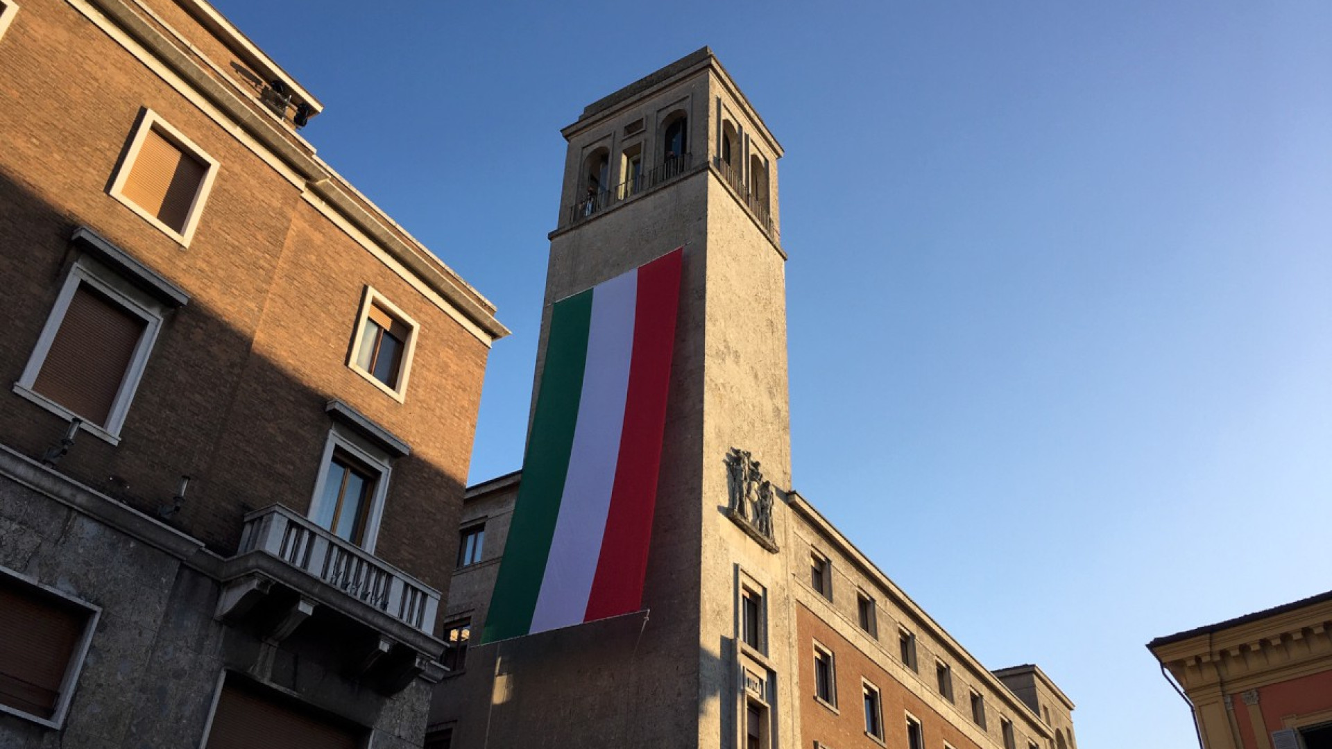 Gigantesco alzabandiera, dimostrazioni mezzi in mostra: successo per "Caserme in piazza"