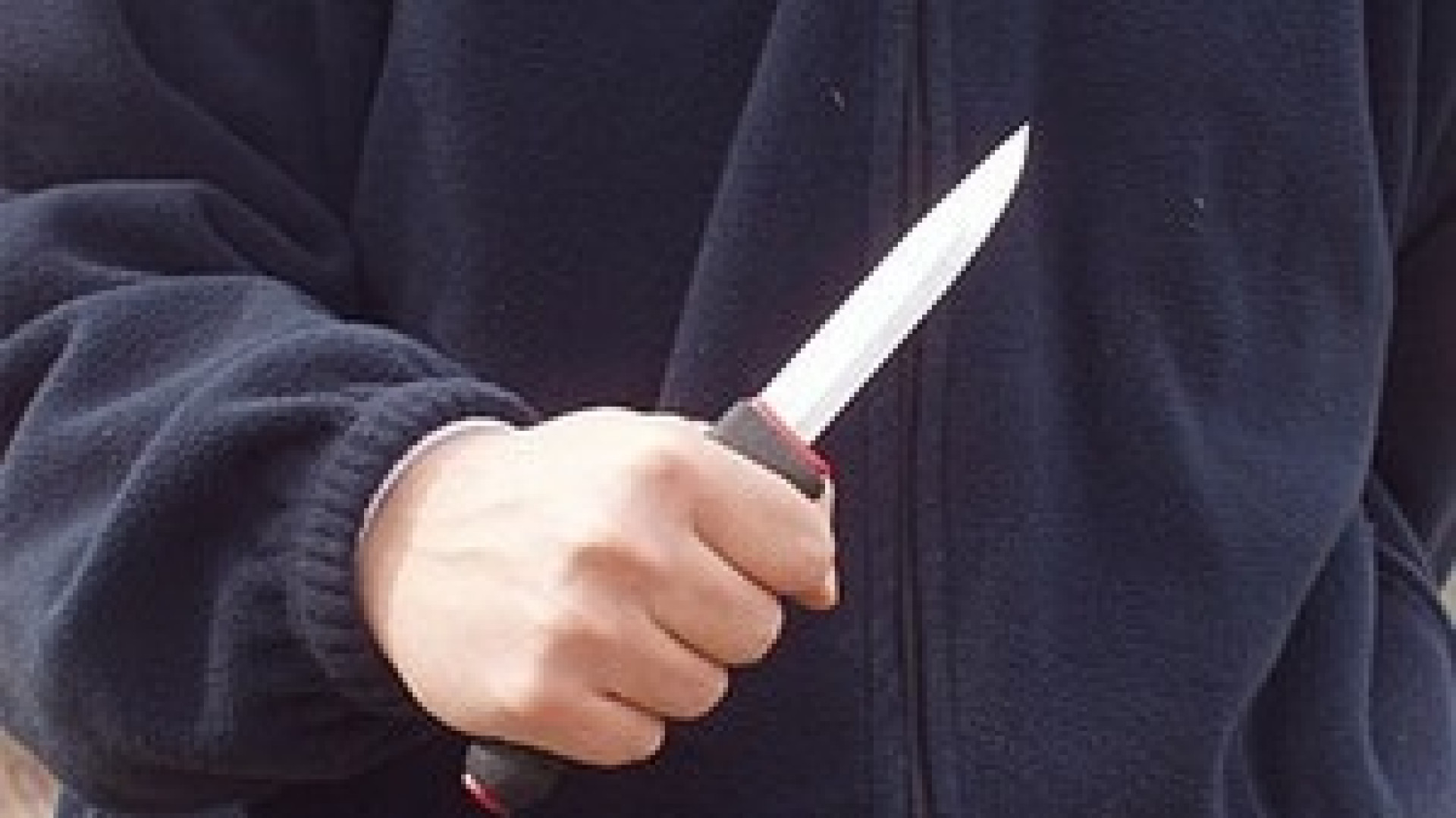Delirio in via San Sepolcro: coltello in pugno, minaccia una donna e i poliziotti