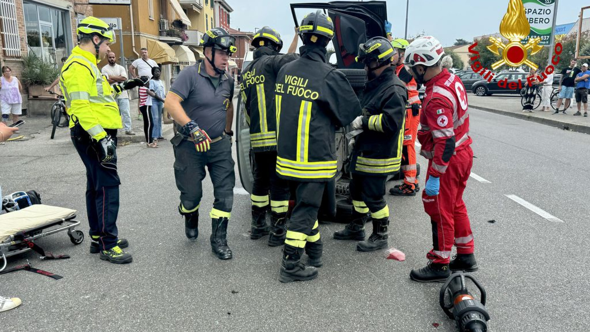 Finisce con l’auto contro un veicolo in sosta e si ribalta: ferita una donna