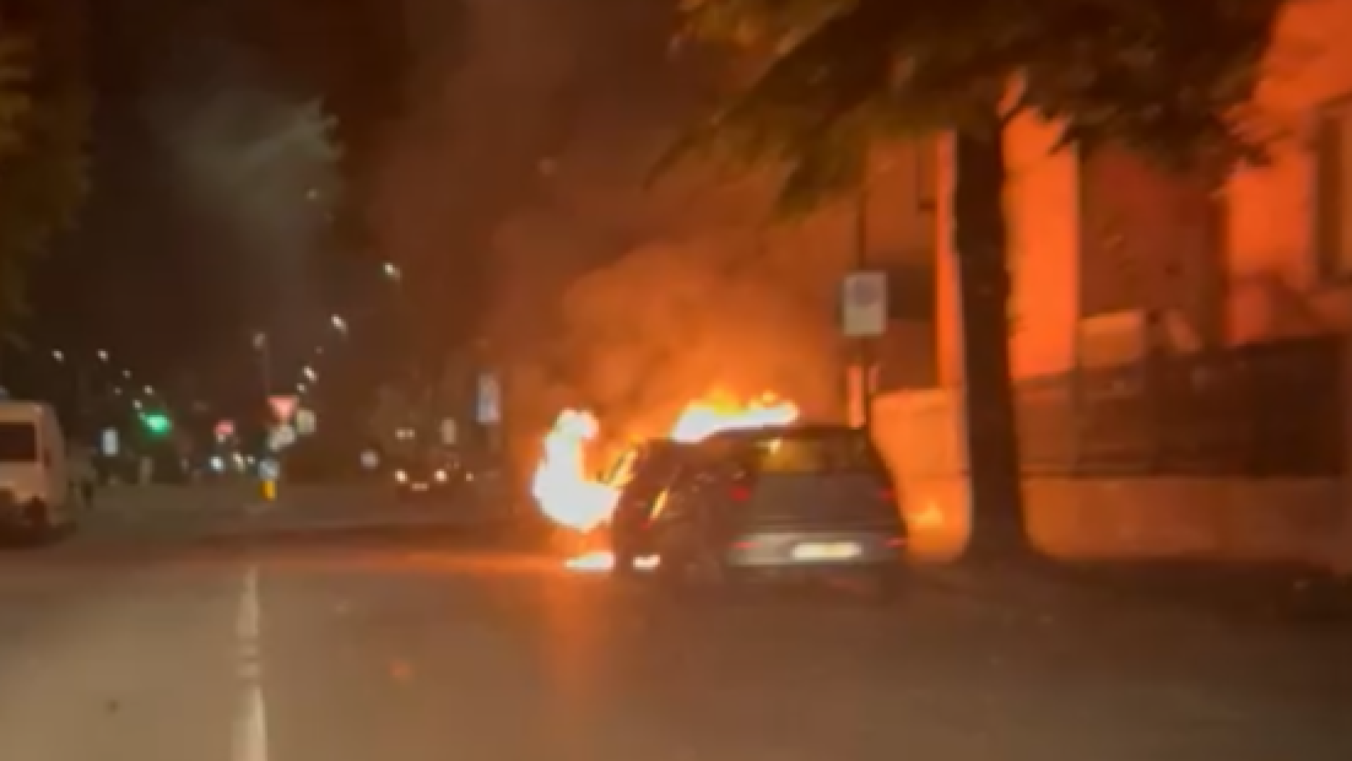 Incendio nella notte in Strada Farnesiana: auto in sosta distrutta dalle fiamme