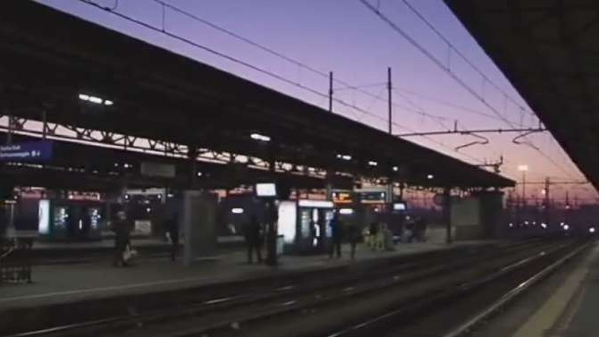 Investito da un treno in stazione, riesce a spostarsi ma è grave