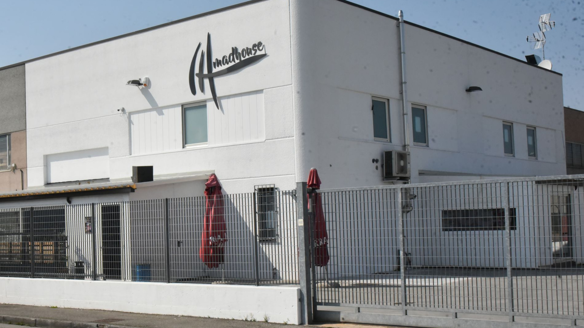 "Non ha la licenza per fare anche da discoteca": da lunedì chiuso il Madhouse