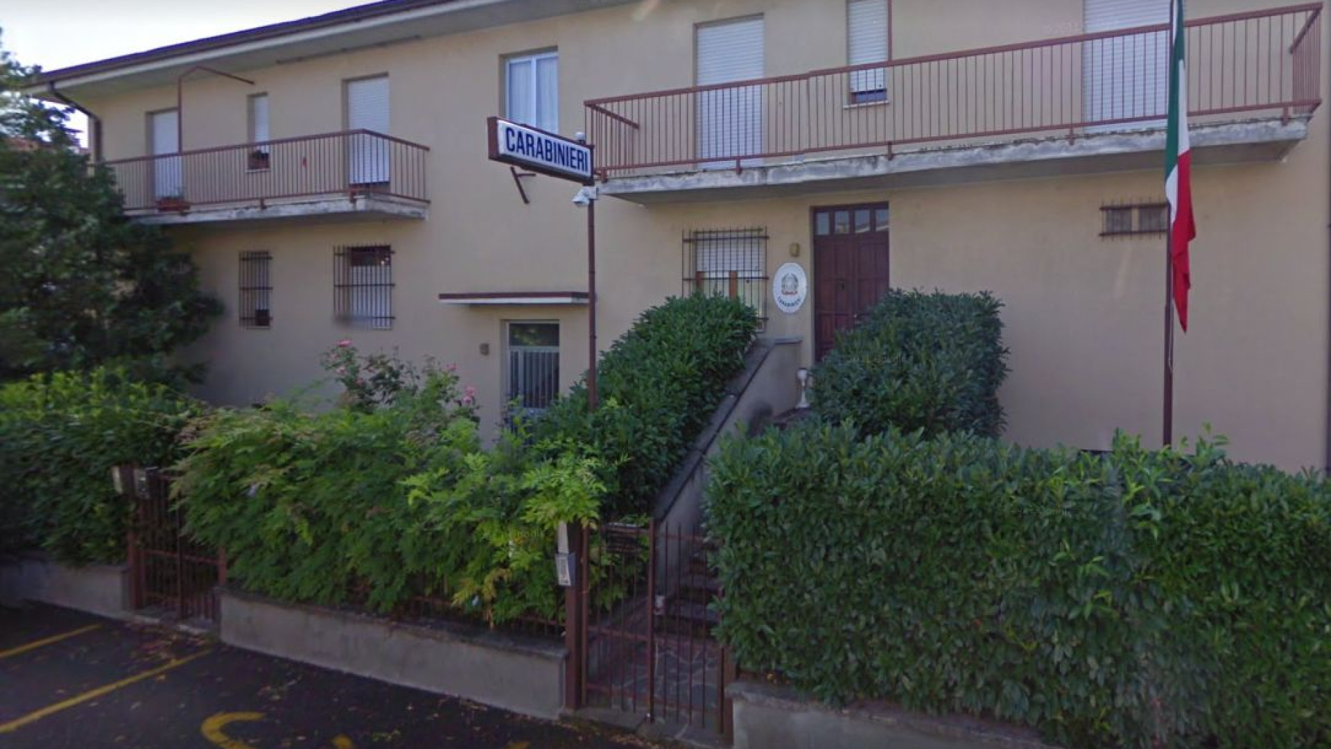 Vittima del figlio violento si rifugia in chiesa. Il parroco la accoglie e chiama il 113