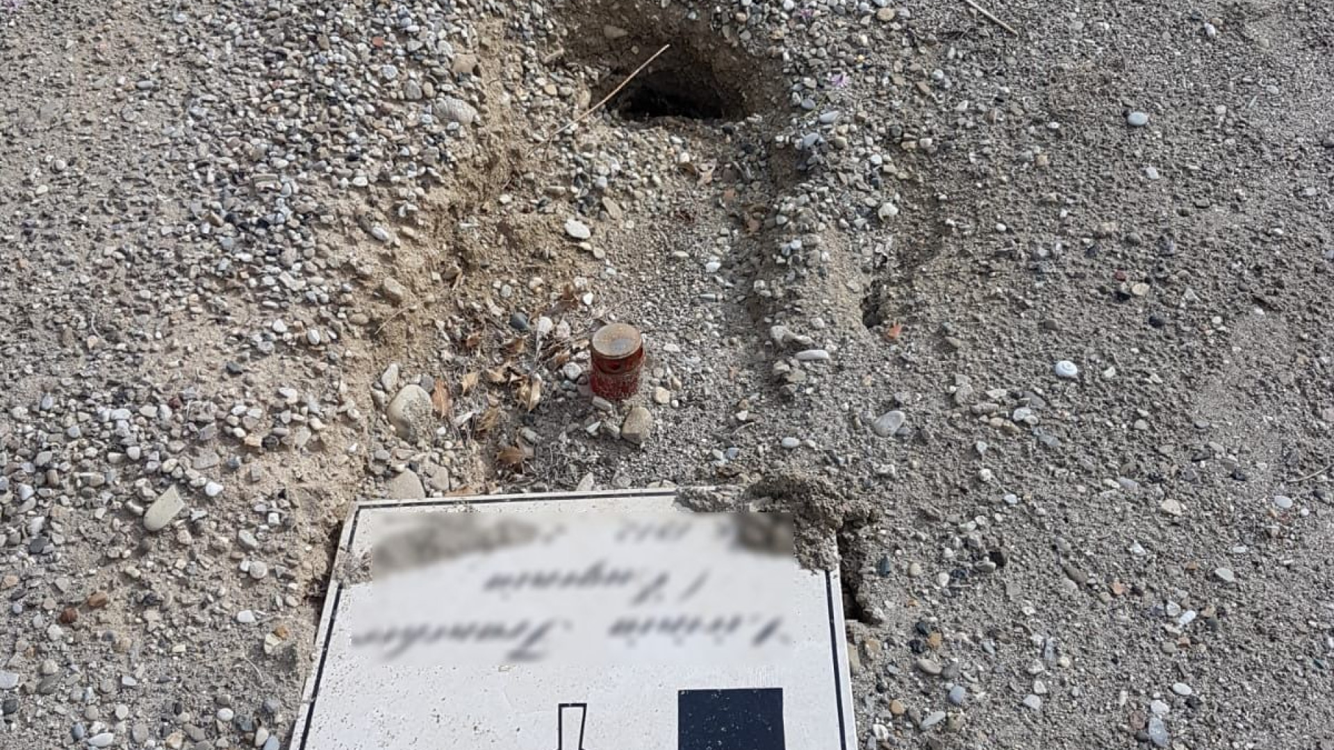 Degrado e incuria al cimitero, le tombe sprofondano nel terreno