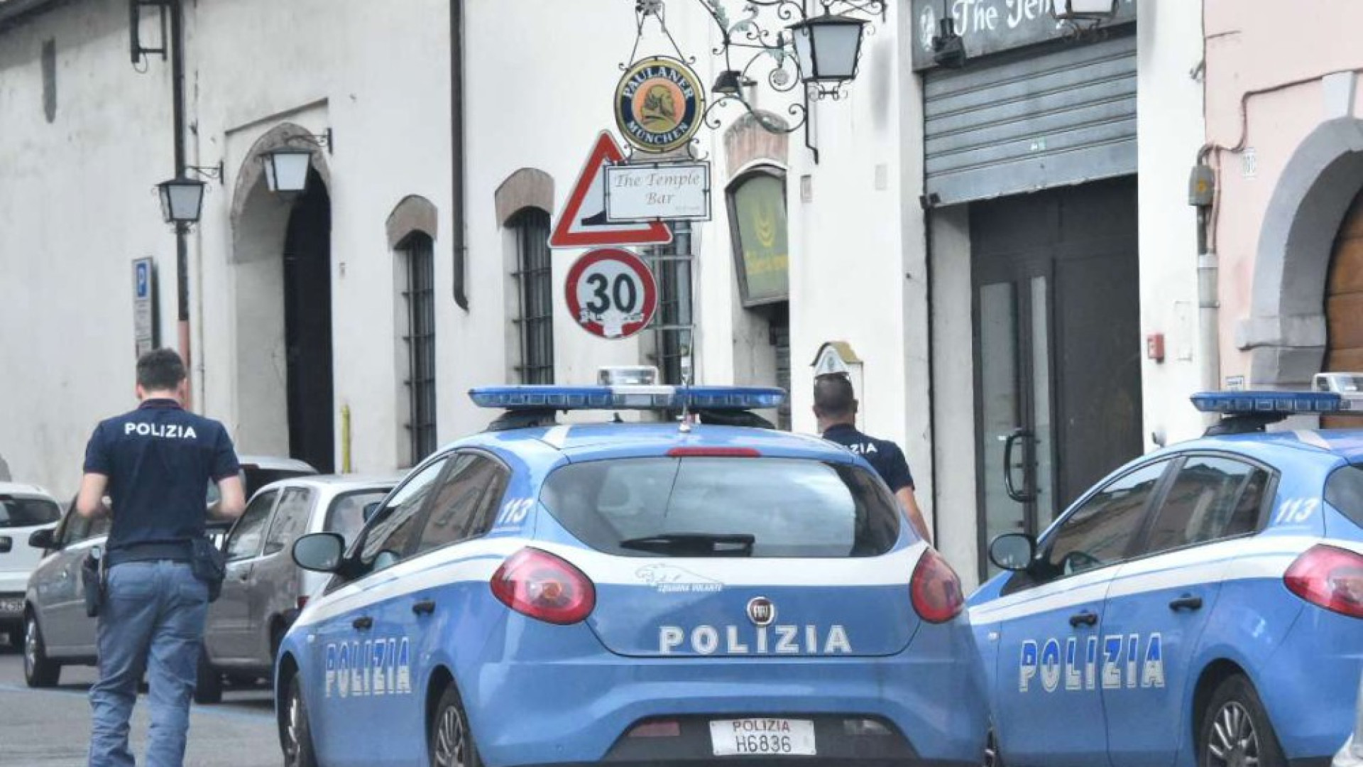 Ladri in un locale in via X Giugno: nel bottino migliaia di euro, un iPod e due palmari