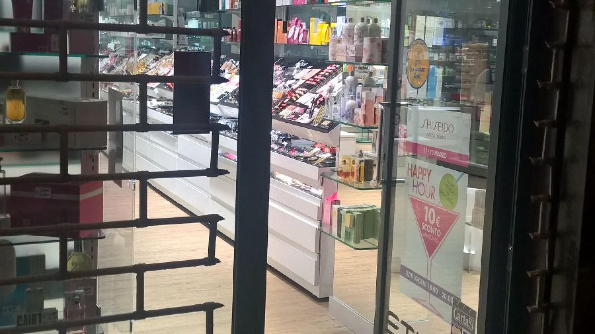 Assalto alla profumeria di via Dante: "È il settimo furto"