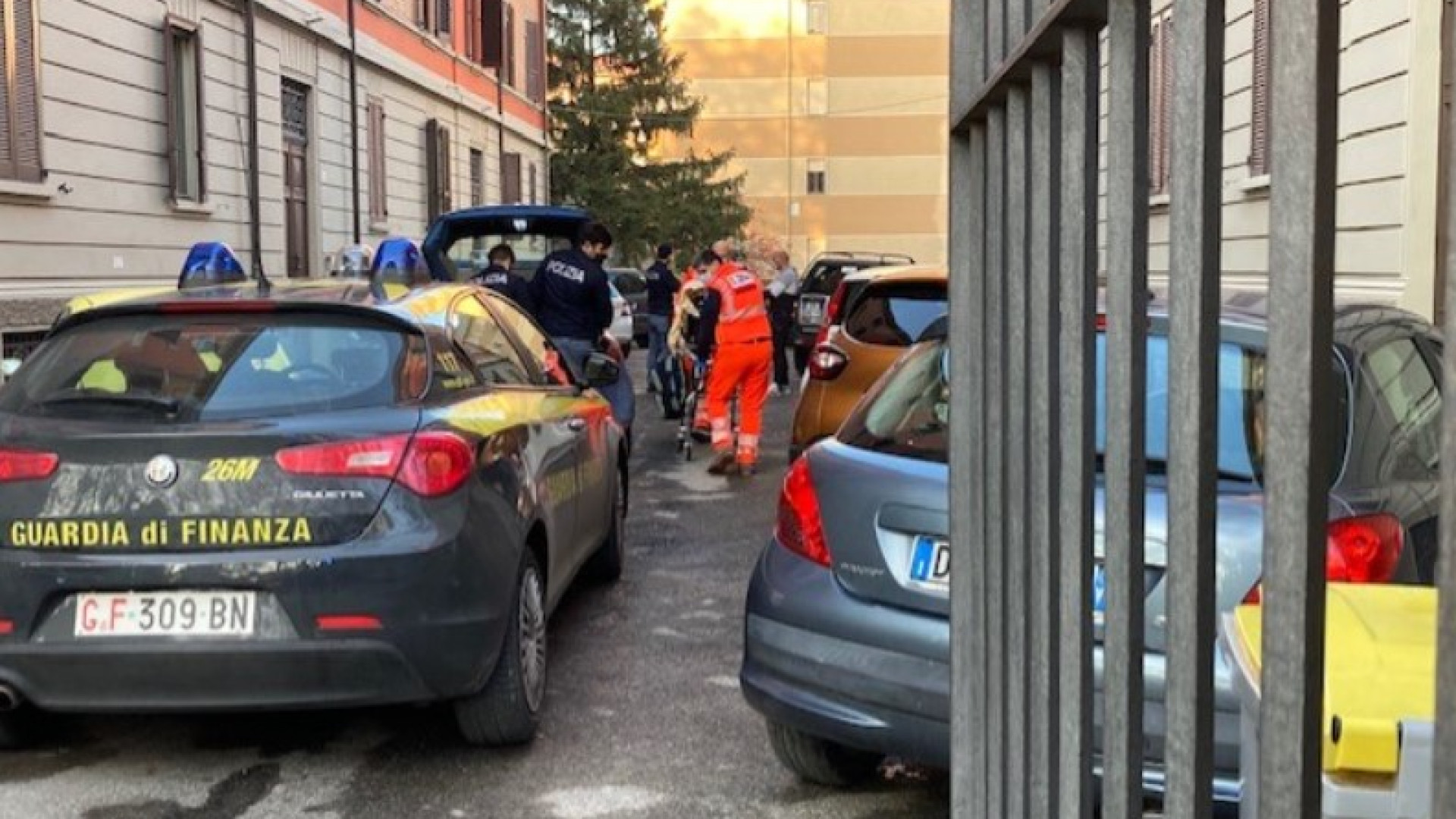 Rissa a colpi di padella e di chiave inglese: due feriti, interviene la polizia